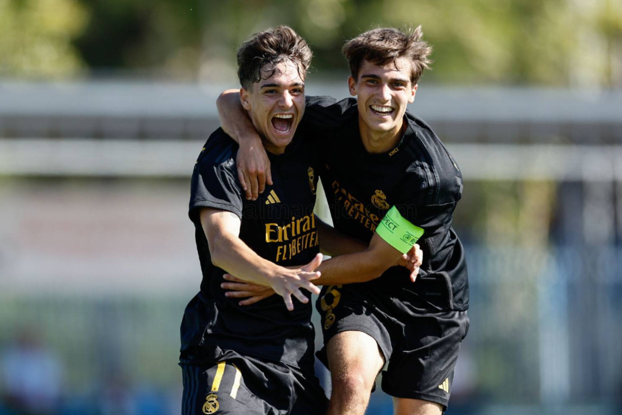 De Llanos, celebrando un gol junto a Manuel Ángel. REALMADRID.COM