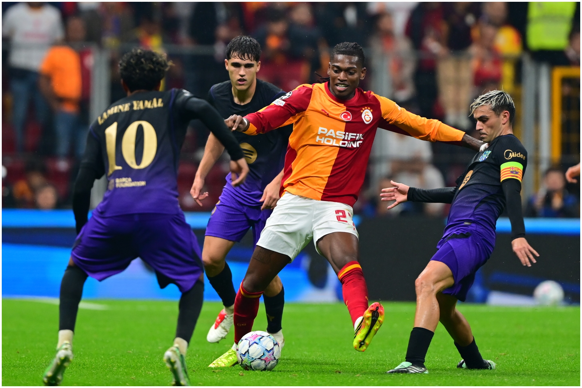 Rafael Leao frente a Lamine en el partido de Champions en Estambul. Hasret Cem Tekkesinoglu/Anadolu