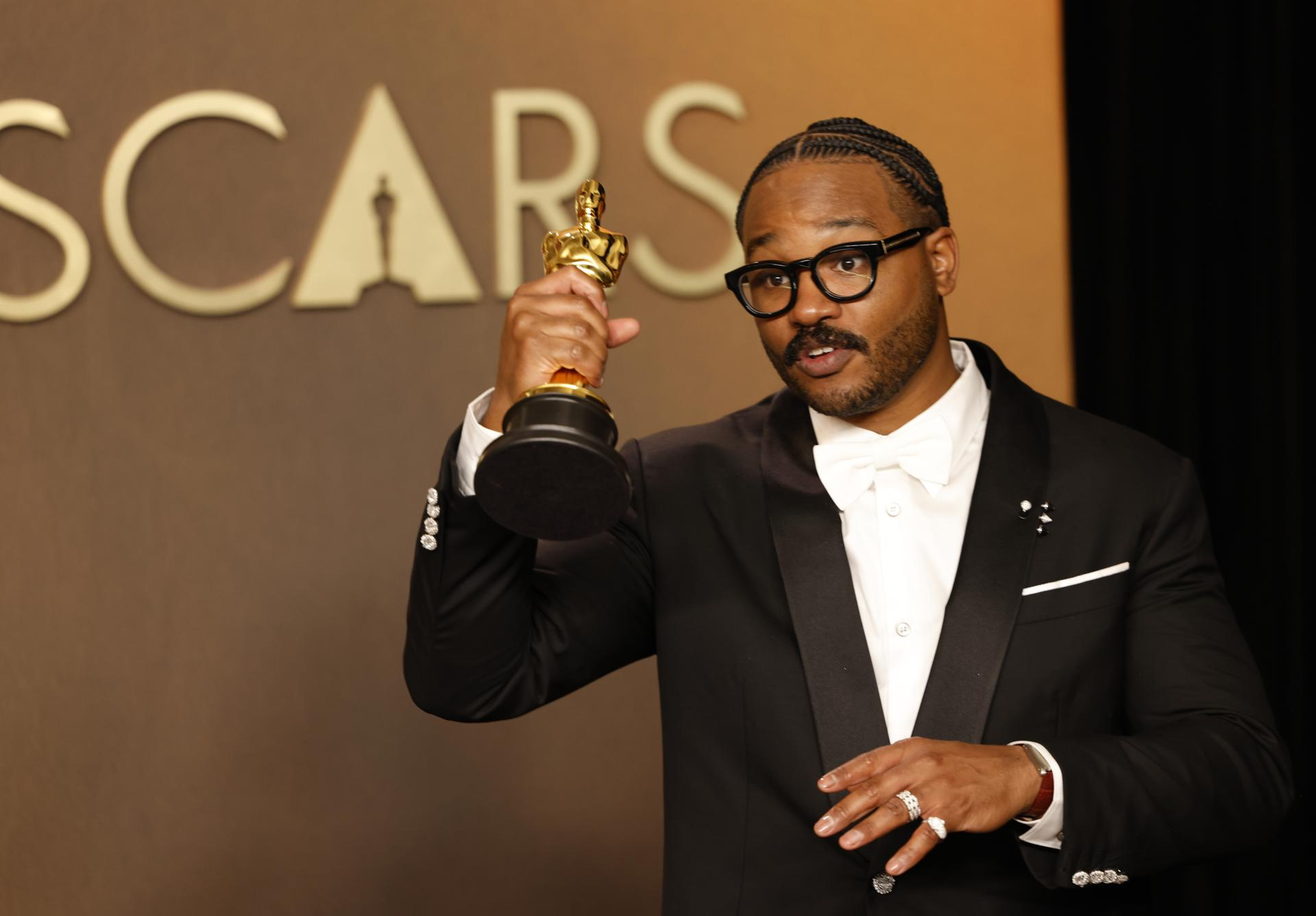 Imagen de archivo de Ryan Coogler con el Óscar a mejor guion por 'Sinners'.