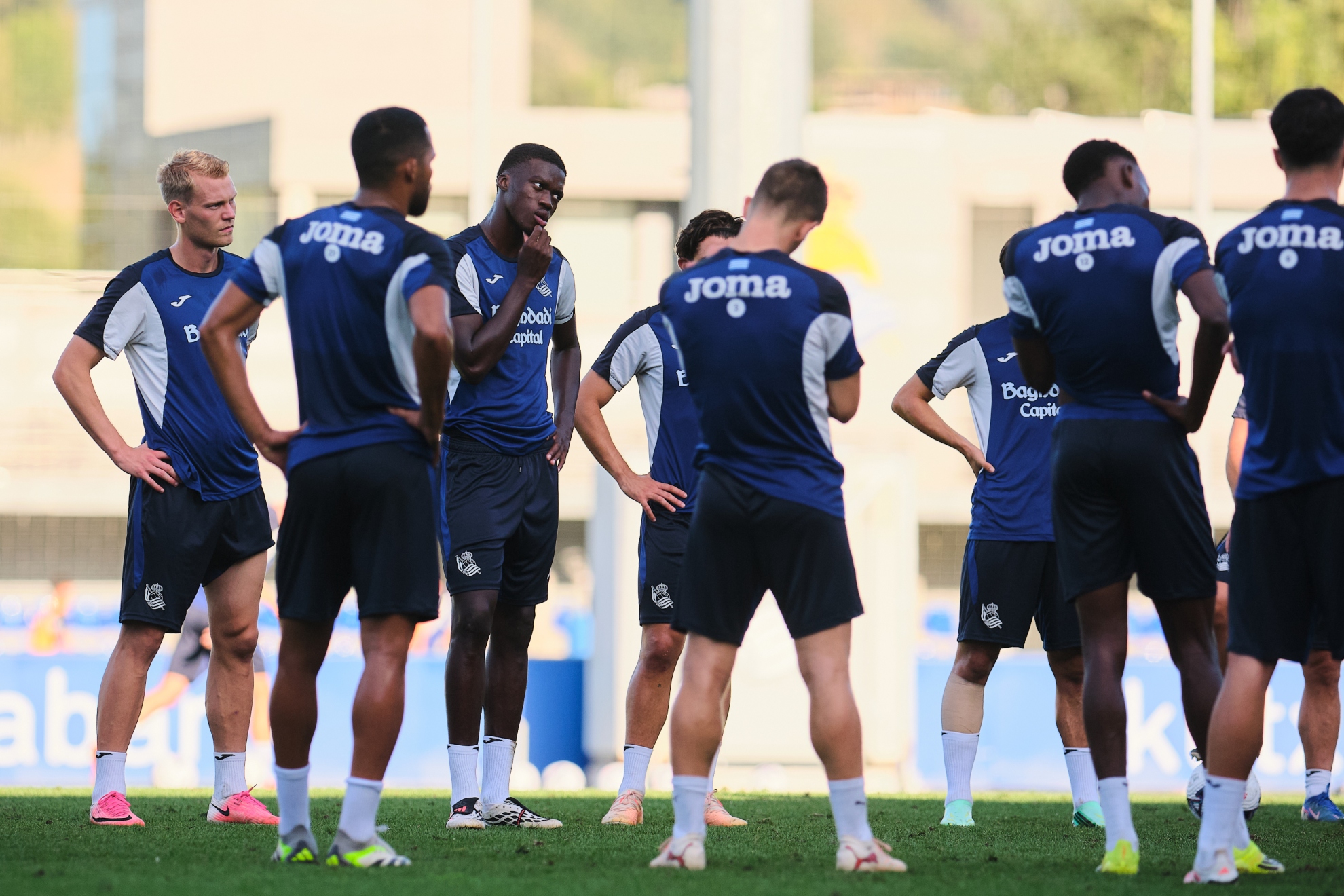 Orri Óskarsson, a la izquierda, antes de comenzar un entrenamiento con la Real. REAL SOCIEDAD
