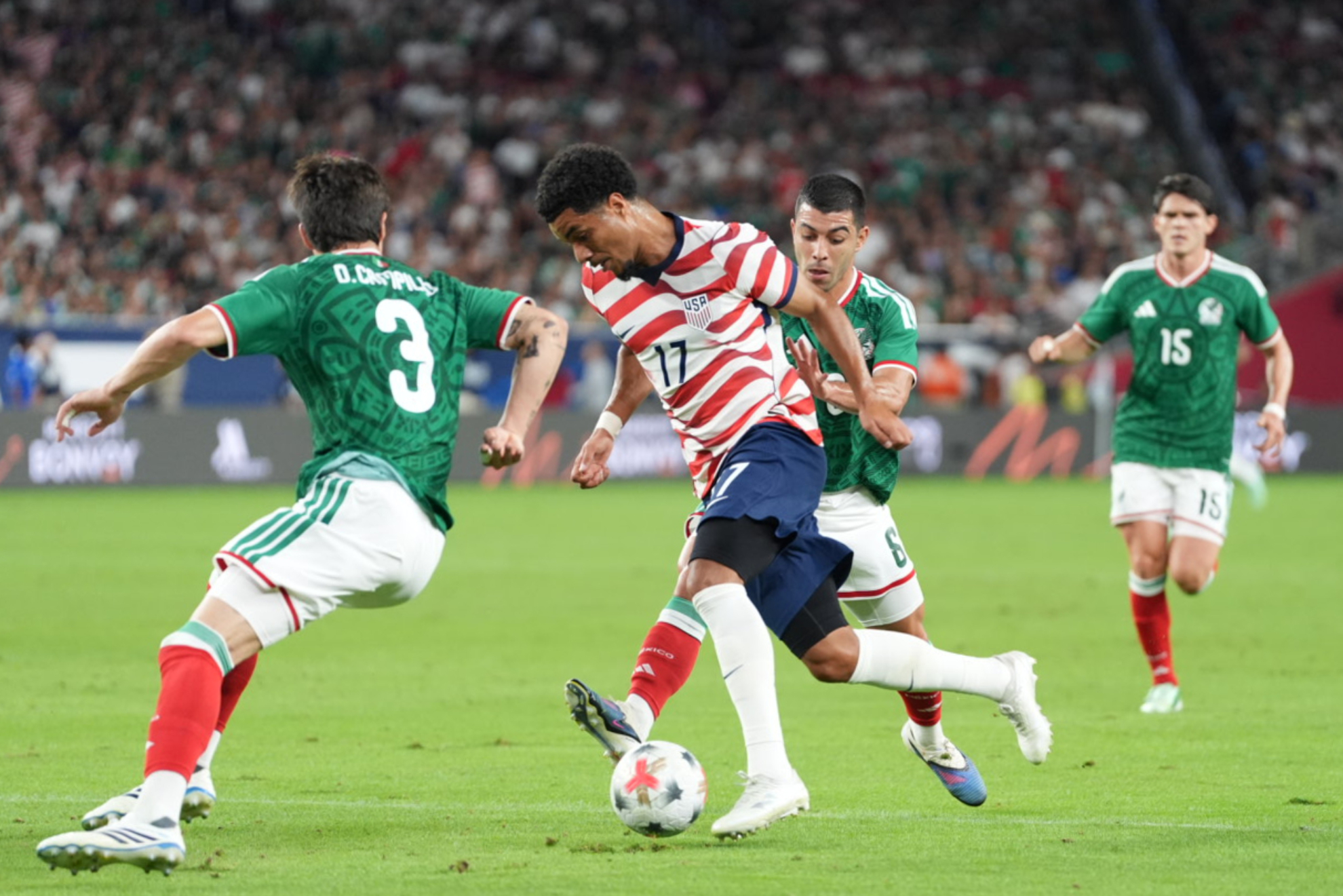 Erik Lira (dorsal 6) disputa un balón con Malik Tillma (c) de Estados Unidos en un partido previo al Mundial. EFE