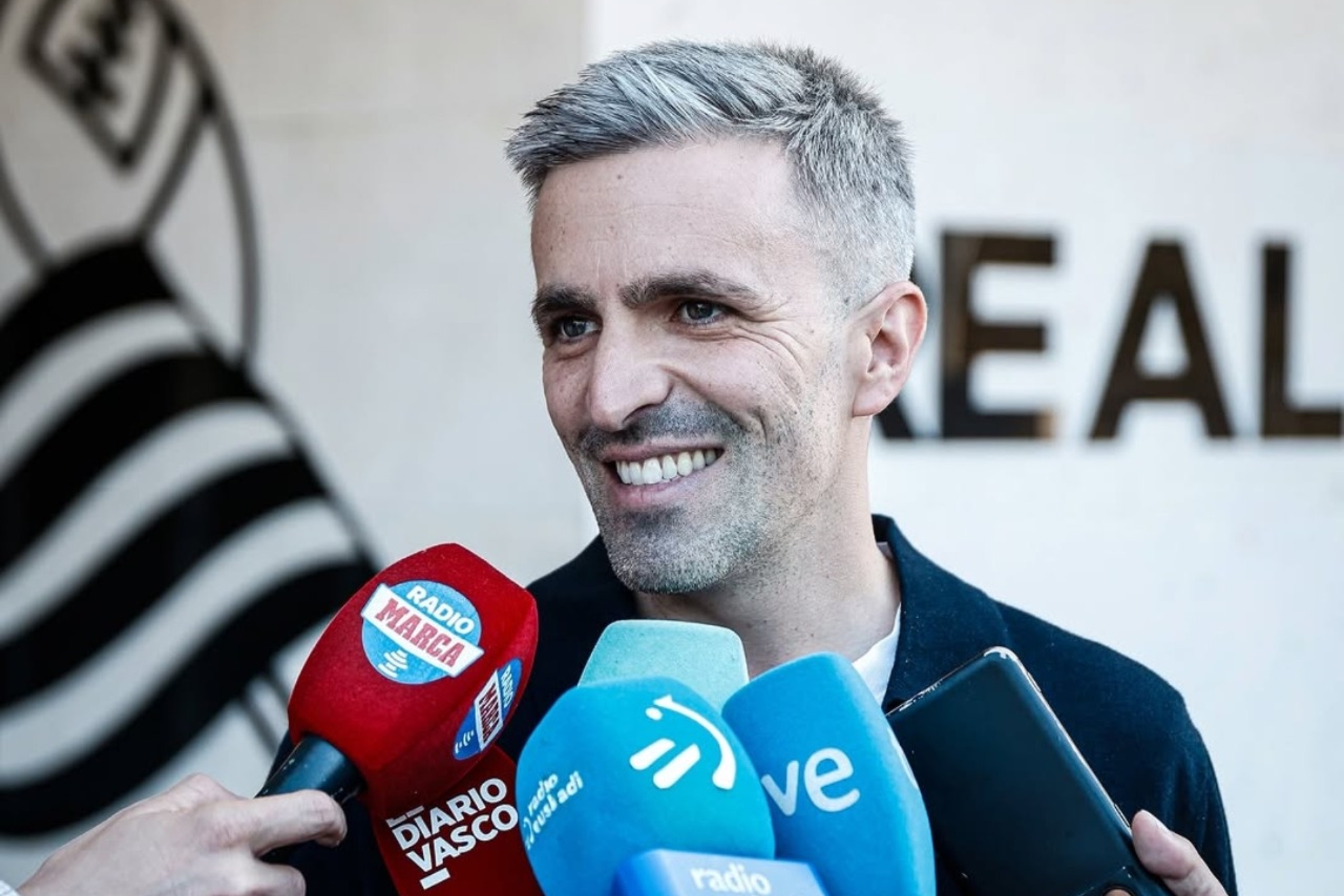 Erik Bretos atiende a los medios de comunicación desplazados a Bélgica. REAL SOCIEDAD
