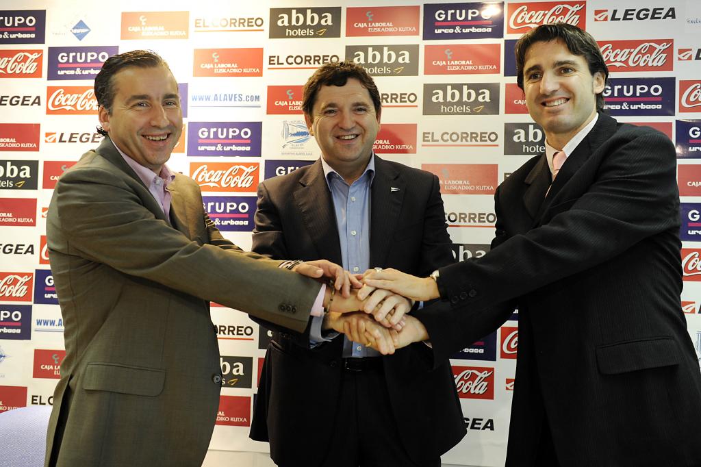 Javier Pereira, en su presentación con el Alavés.
