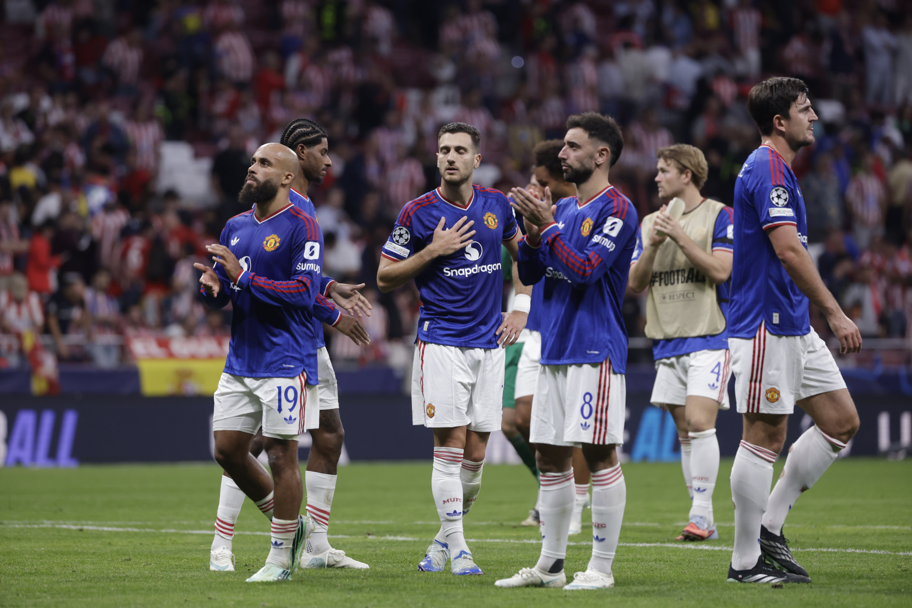 Los jugadores del Manchester United aplauden en el Metropolitano