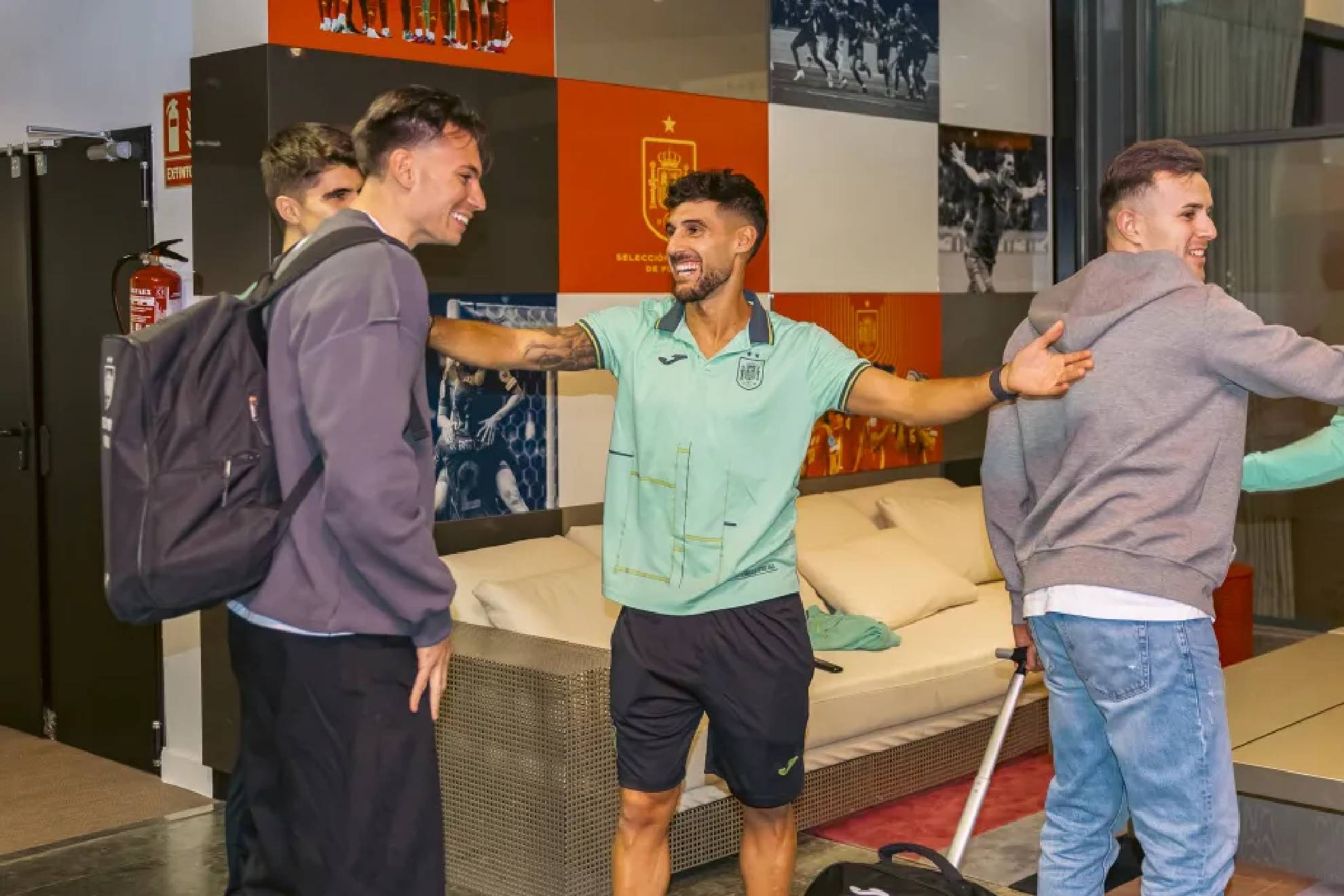 Adolfo saluda a Ricardo Mayor ante Antonio Pérez y Daniel Gabriel, en la Ciudad del Fútbol de Las Rozas RFEF