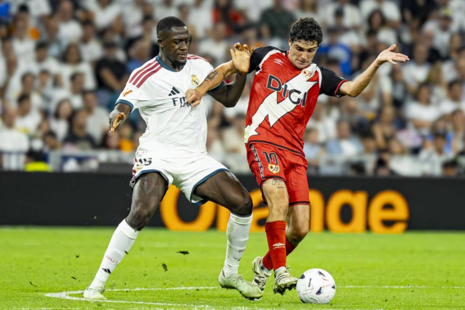 Konaté, ante Camello en el Real Madrid-Rayo. PABLO MORENO
