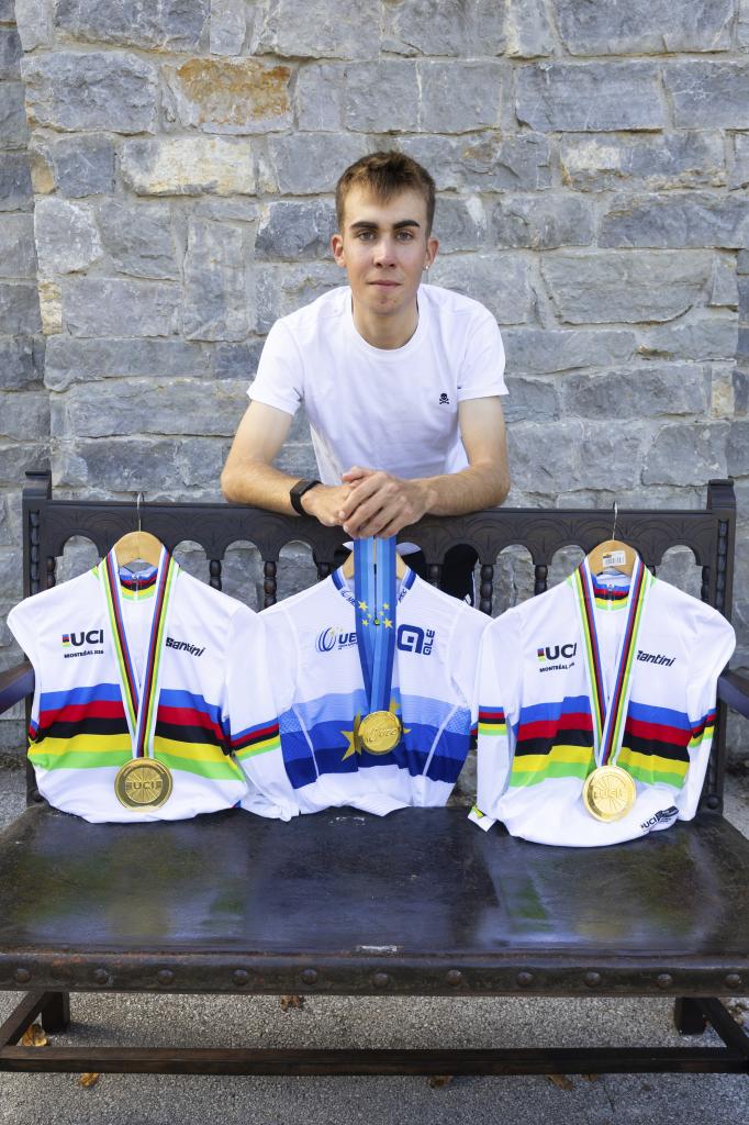 Noval, con sus medallas y maillots posando para MARCA en su pueblo. Noval, con sus medallas y maillots posando para MARCA en su pueblo. ARABA PRESS Actualizado: 15/10/2026 13:57 horas