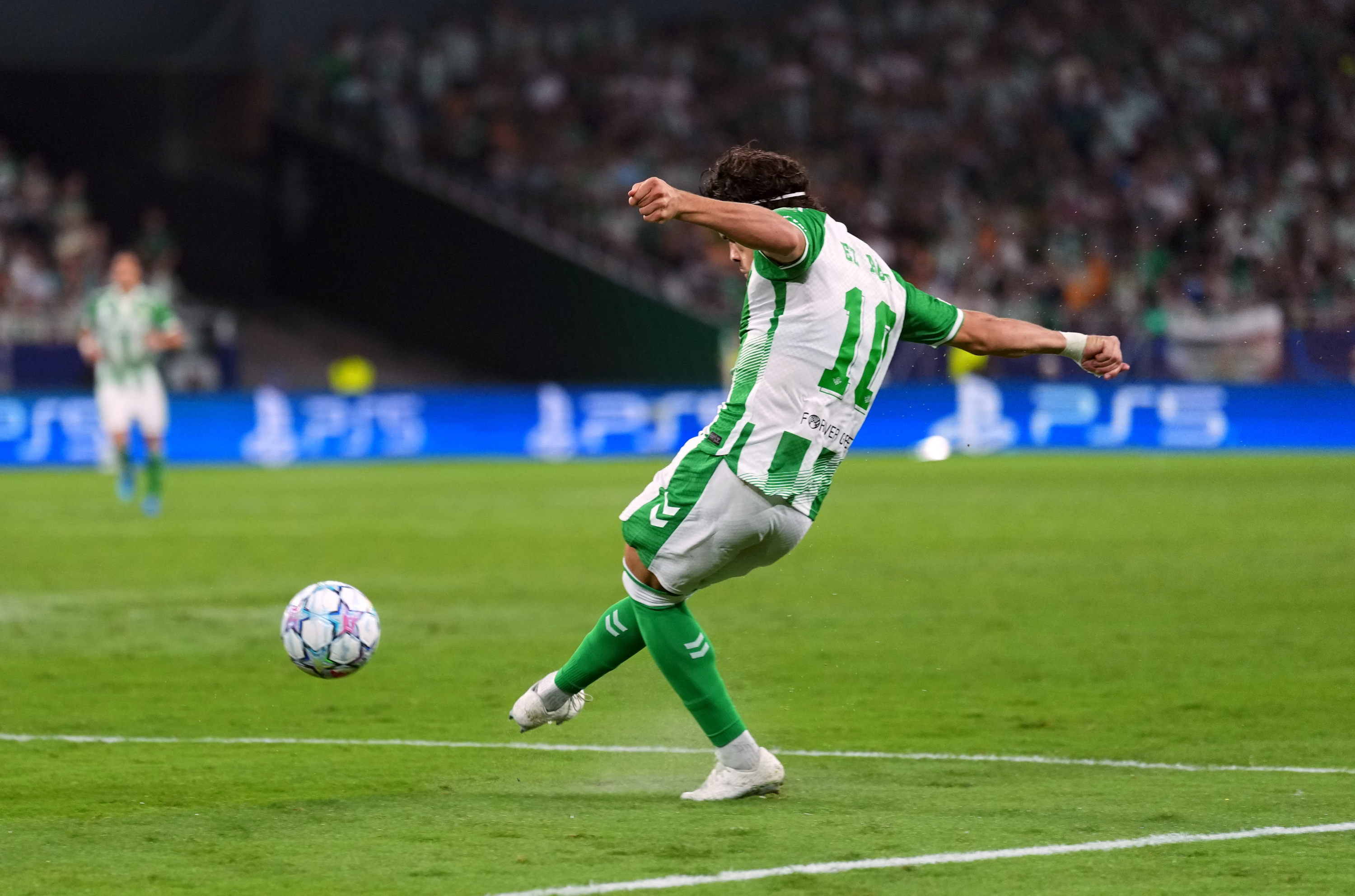 El disparo de Abde que terminó en gol frente al Porto. Ángel Martínez