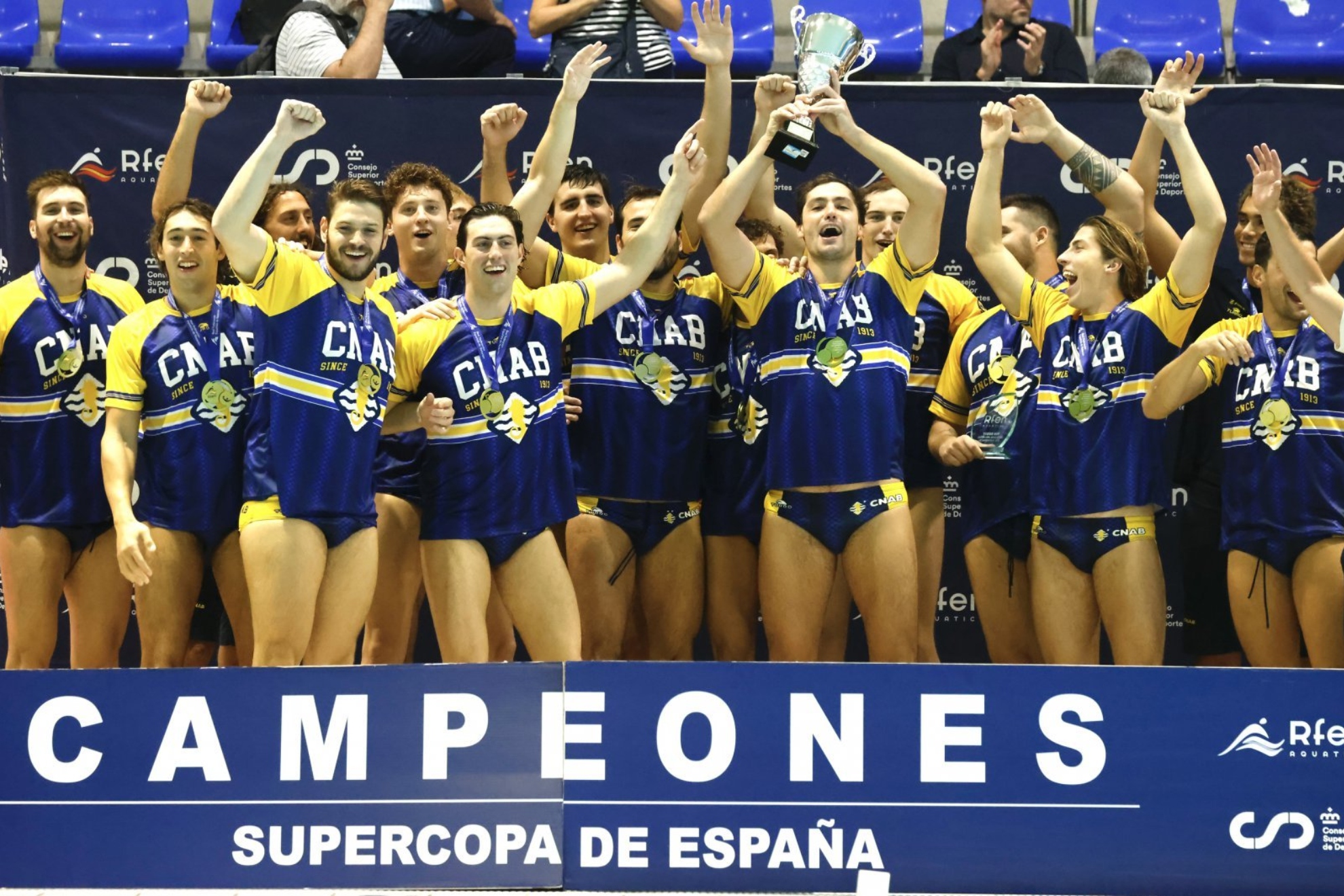El Atlètic Barceloneta con el trofeo de campeón de la Supercopa. RFEN