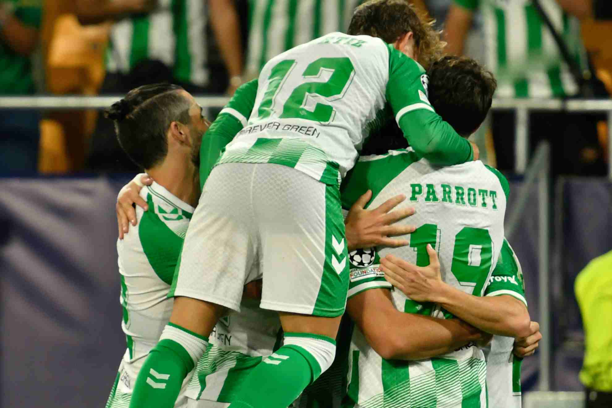 Los jugadores del Betis celebran uno de sus goles ante el Oporto EFE