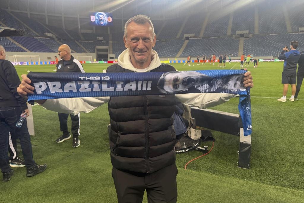 Gica Craioveanu posa en el estadio de Craiova antes del Craiova-Getafe Emilio Contreras