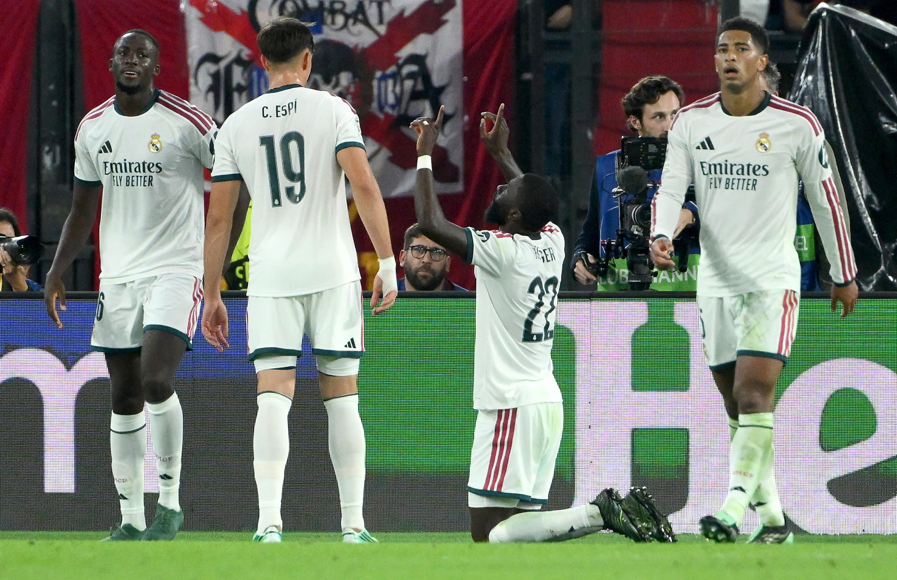 Rüdiger celebra el 3-4 del Real Madrid, cerrando la remontada en Roma tras el 3-1 inicial. EFE
