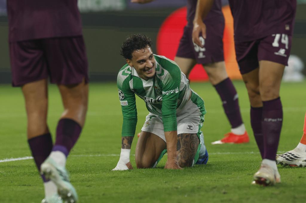 SEVILLA, 14/10/2026.- El delantero del Betis Antony dos Santos, durante el partido de la Liga de Campeones que Real Betis Betis y FC Oporto disputan este miércoles en el estadio de La Cartuja, en Sevilla. EFE/Julio Muñoz