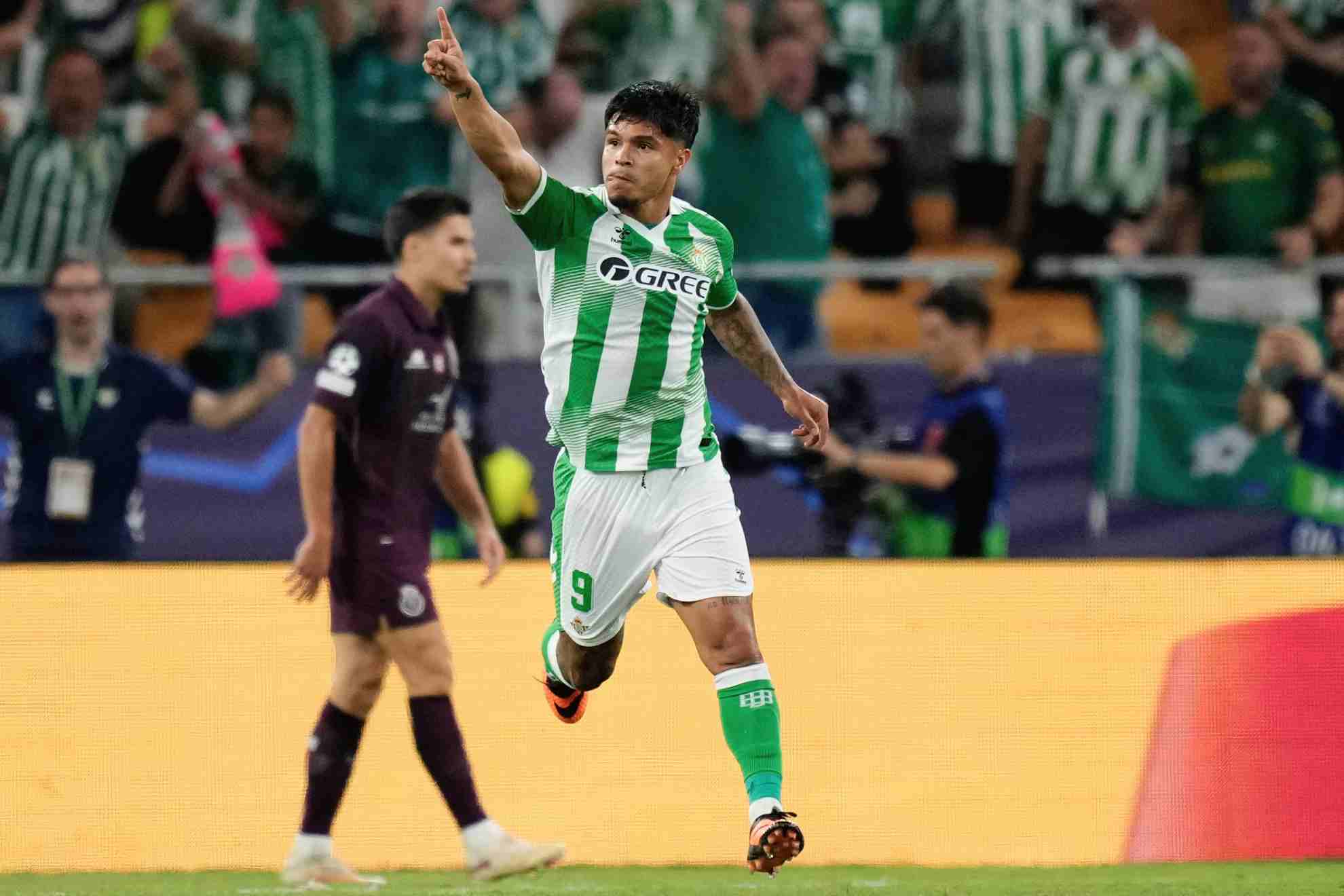 Cucho Hernández celebra su gol ante el Oporto