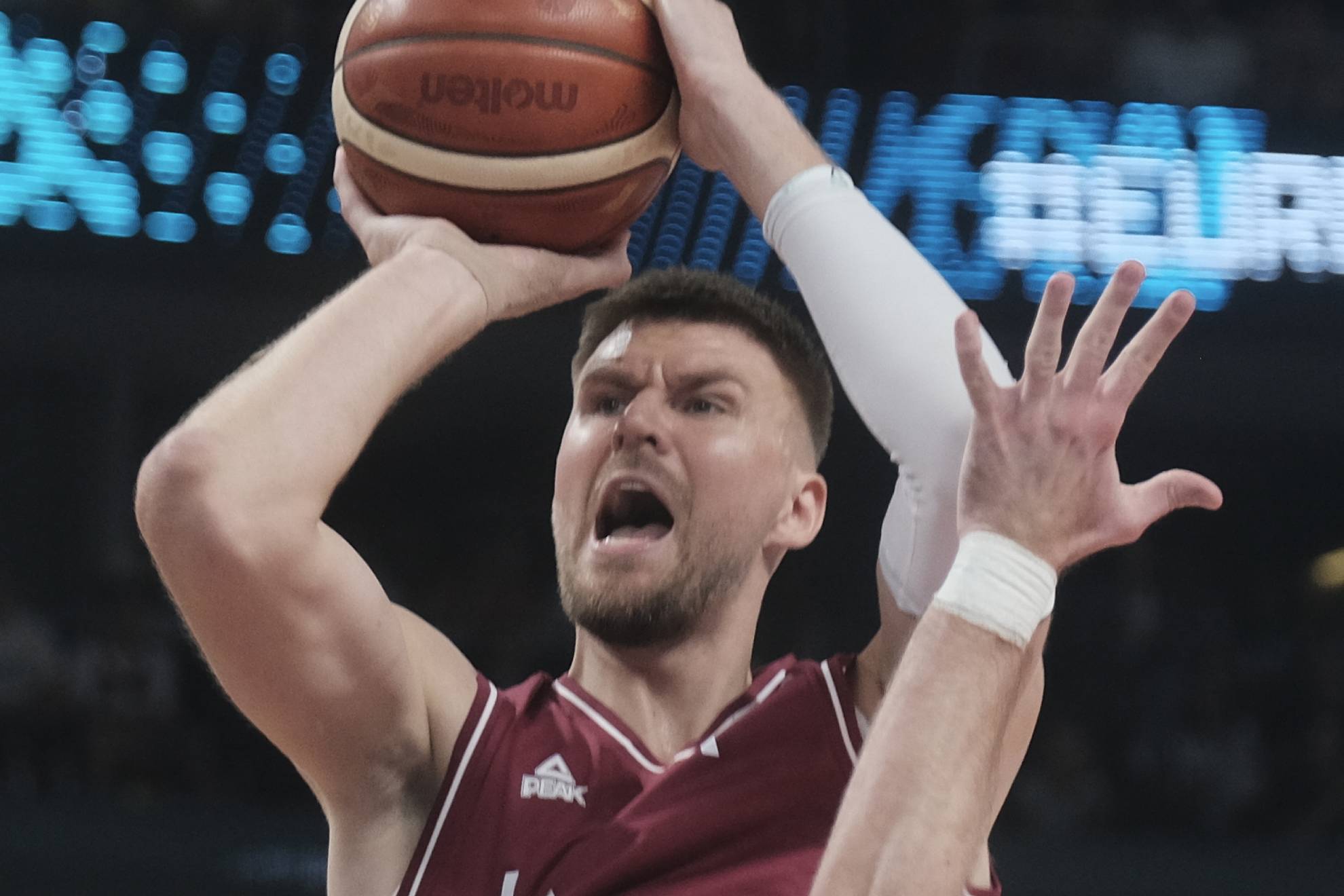 Preocupación por la salud de Porzingis, baja indefinida en los Warriors: "No tengo SIDA" EFE