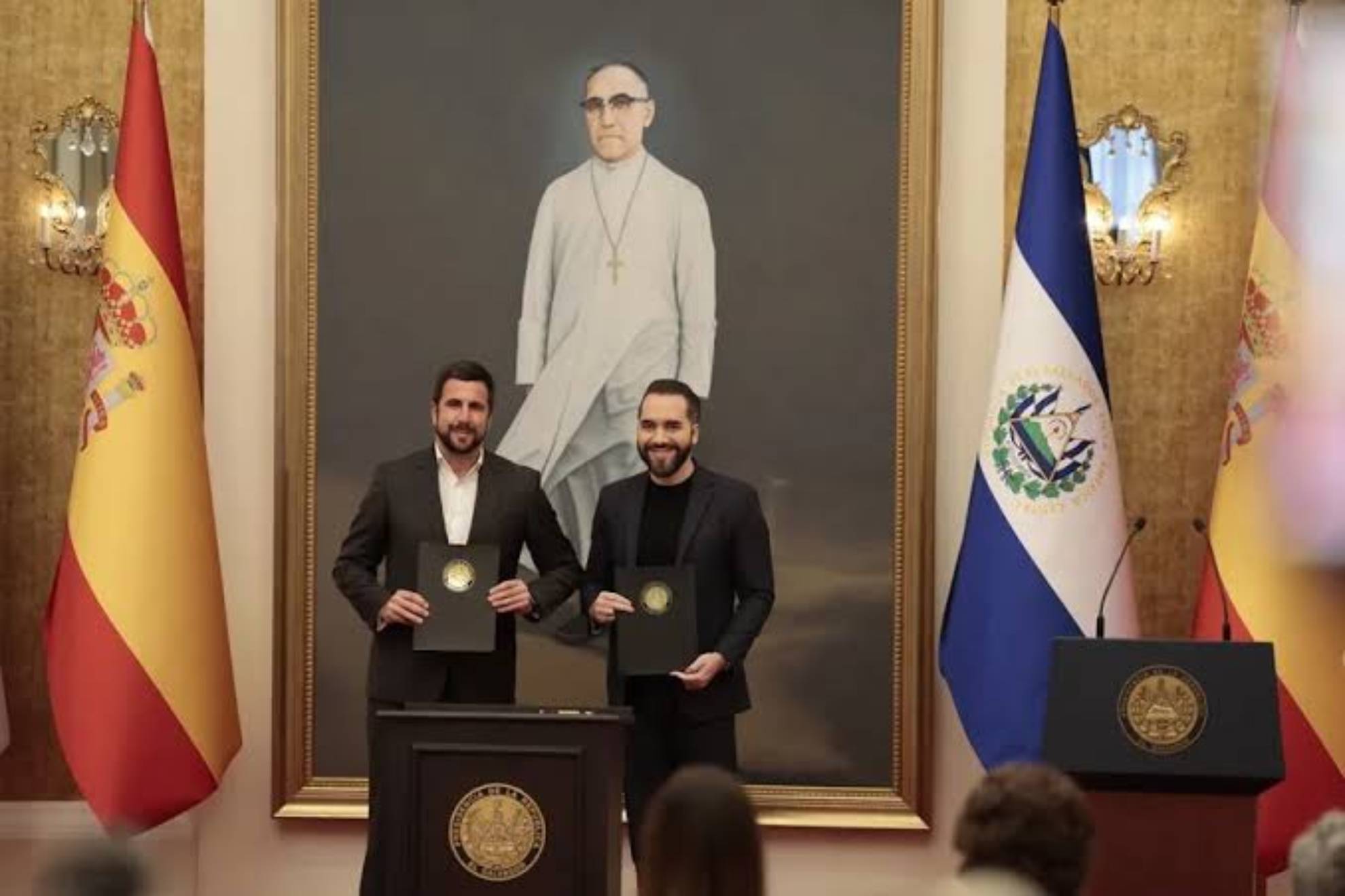 Enrique Riquelme y Bukele, juntos. EFE