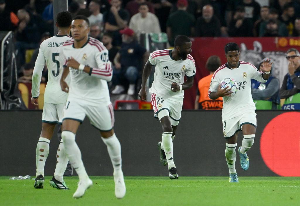 Endrick recoge el balón tras su gol que iniciaba la remontada blanca.