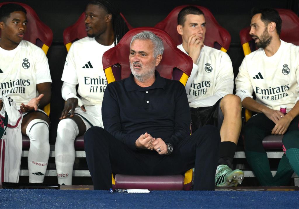 Mourinho en el banquillo del Olímpico de Roma. CHEMA REY