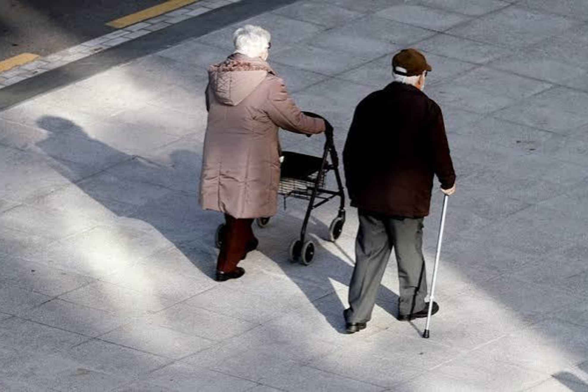 Pensionistas dando un paseo por la calle EFE
