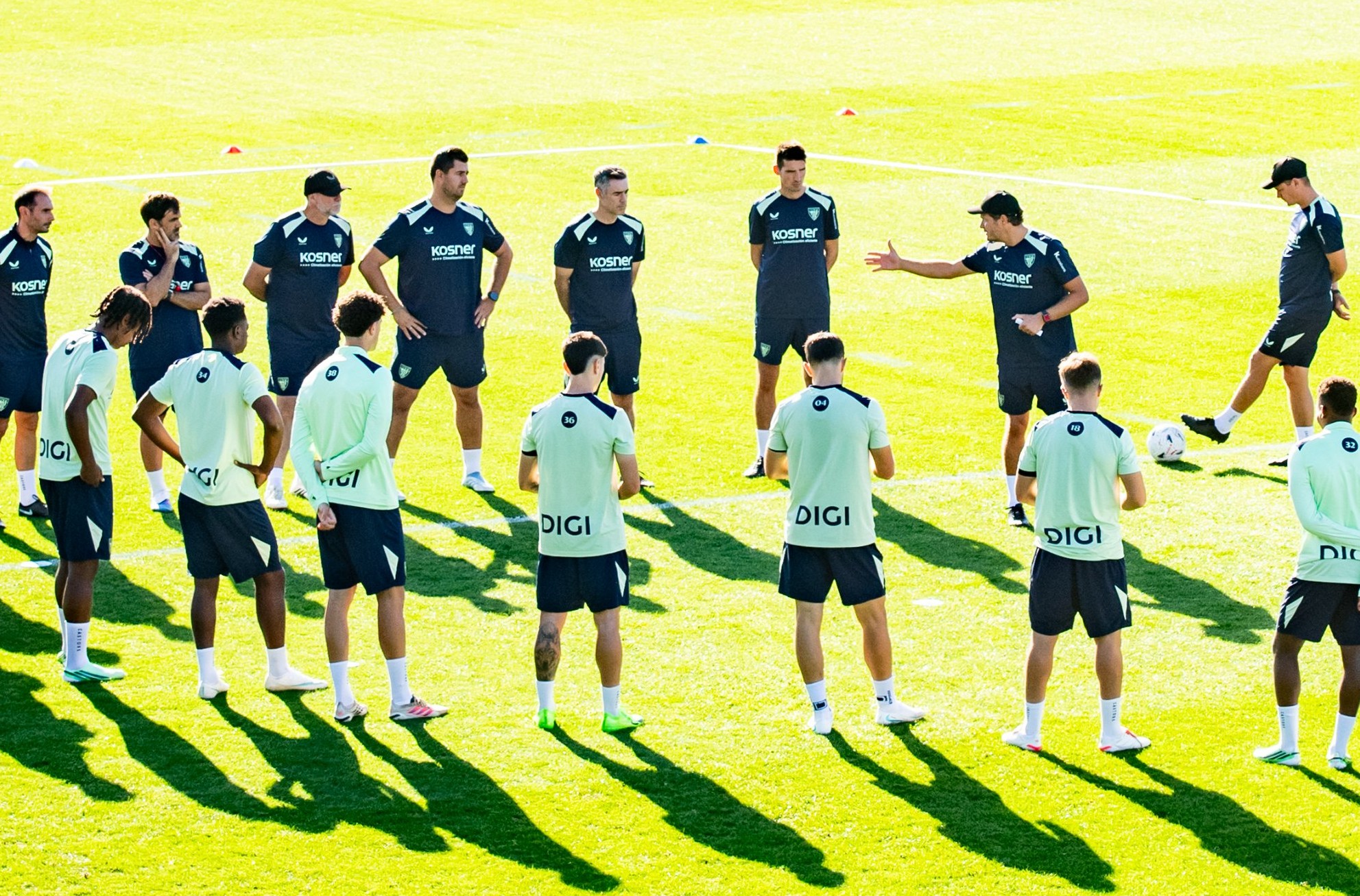 Imga, a la izquierda de la imagen, atiende las explicaciones de Terzic. Athletic Club