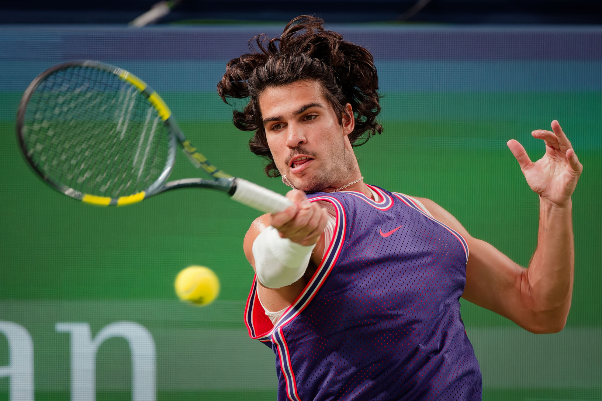 Carlos Alcaraz durante su partido frente al belga Zizou Bergs en el Masters 1000 de Shanghái. EFE
