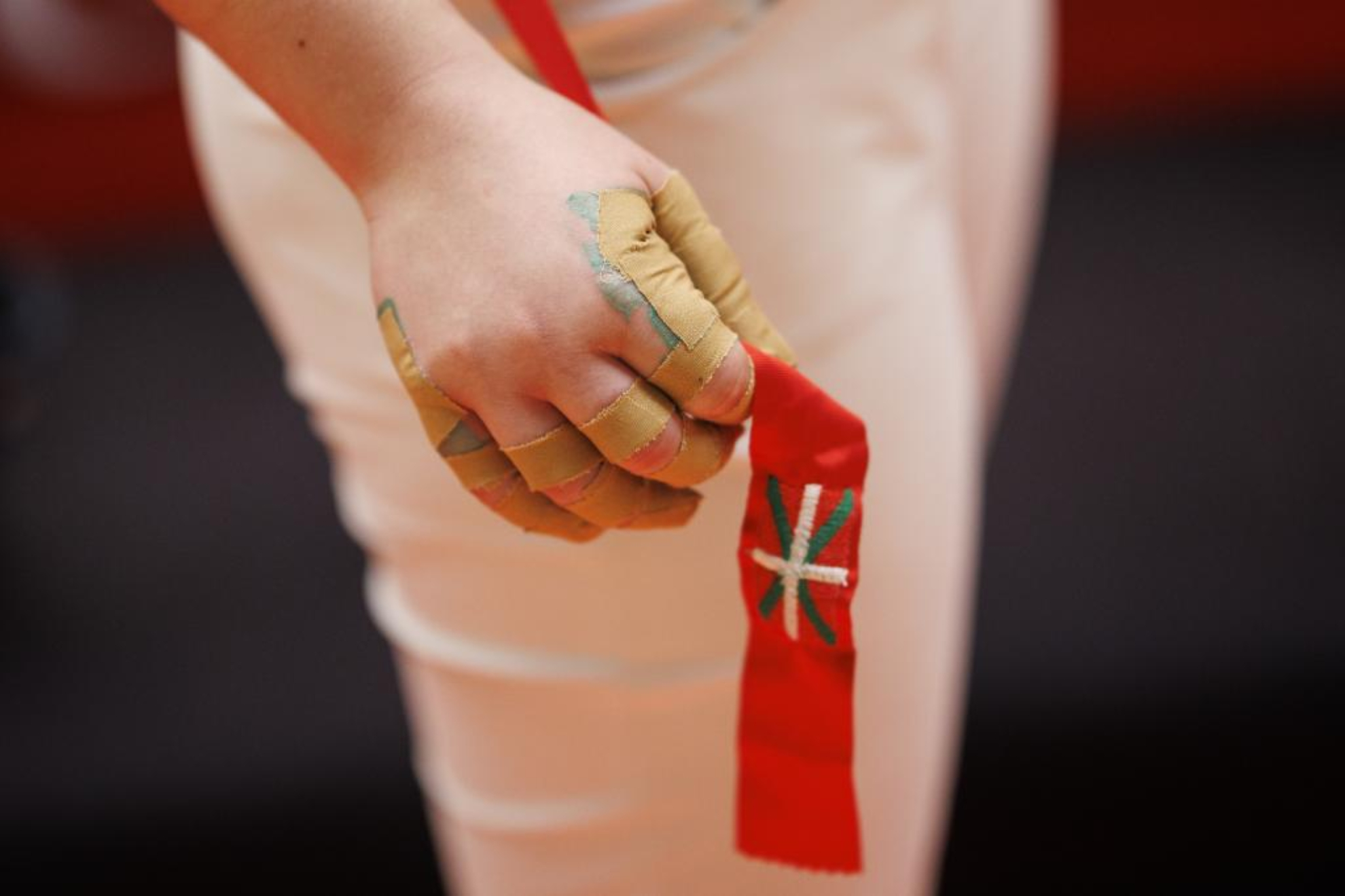 Un jugador de pelota con la bandera de Euskadi. EFE