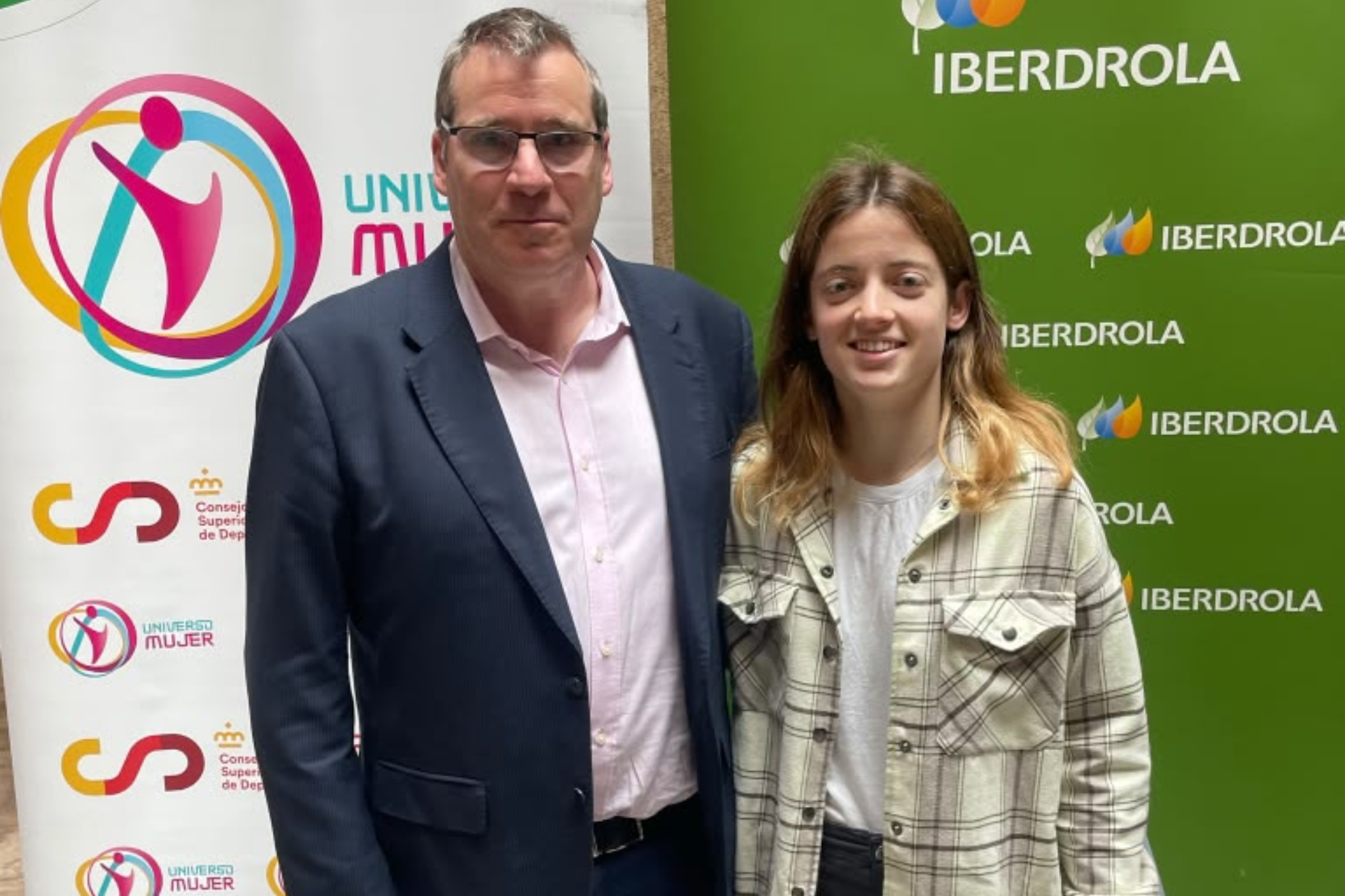 Javier Conde con la pelotari navarra e integrante de la selección española Maider Ardanaz.