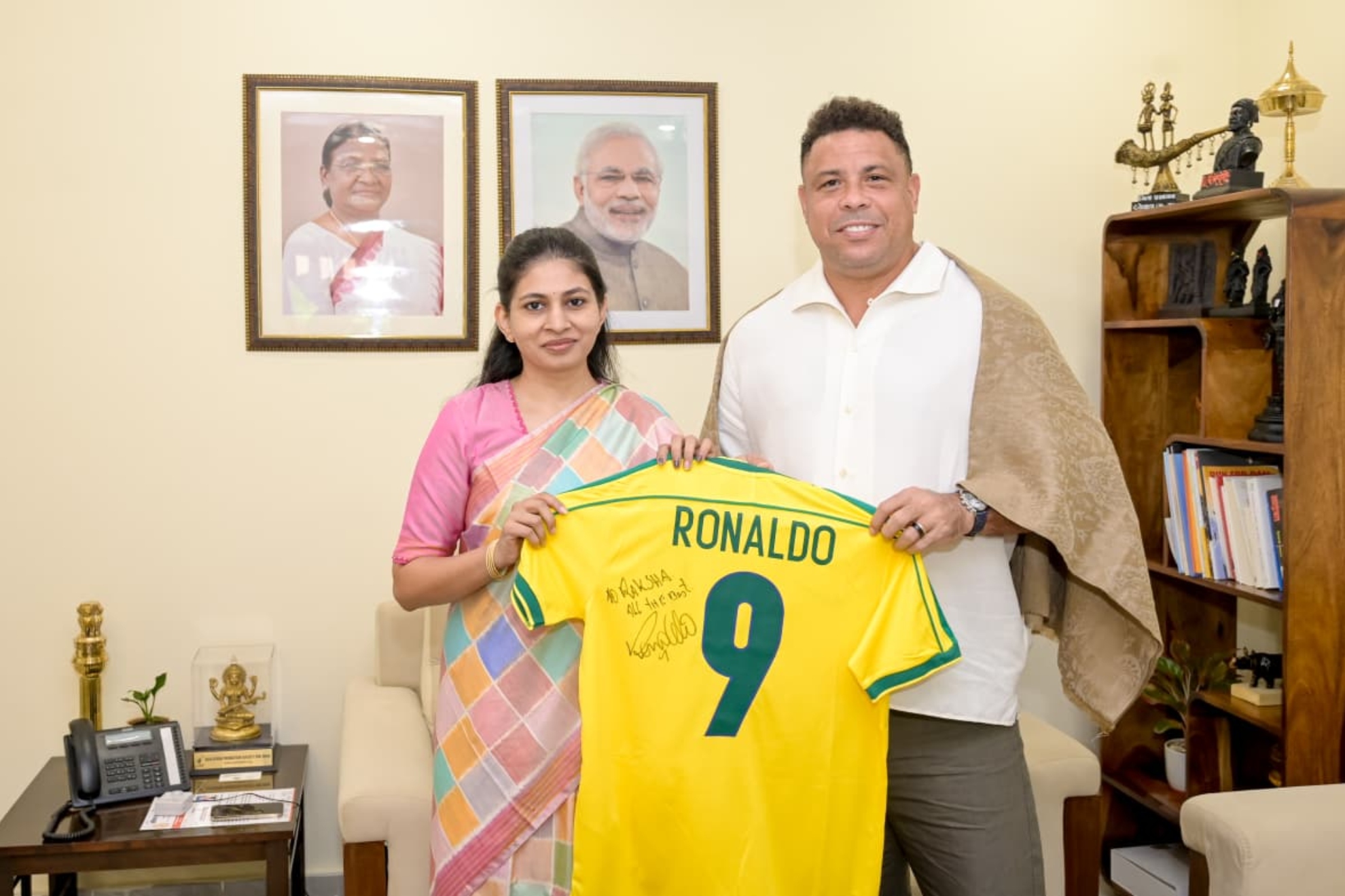 Ronaldo regaló a la ministra una camiseta dedicada