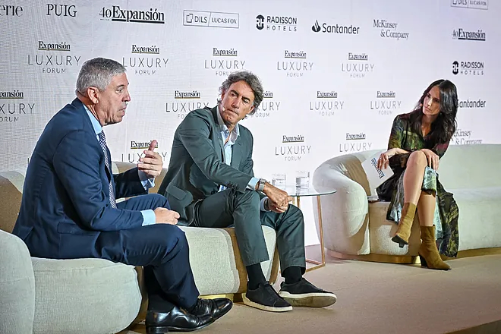 De izquierda a derecha: Gérard Tsobanian, consejero delegado de Mutua Madrid Open; José Vicente De los Mozos, presidente del Comité Ejecutivo de IFEMA Madrid y promotor del Gran Premio de España de Fórmula 1; y Rebeca Arroyo, redactora de EXPANSIÓN (moderadora), durante el Diálogo 'El ocio y el deporte como plataformas de experiencia y visibilidad de marca'.JMCadenas EXPANSIÓN