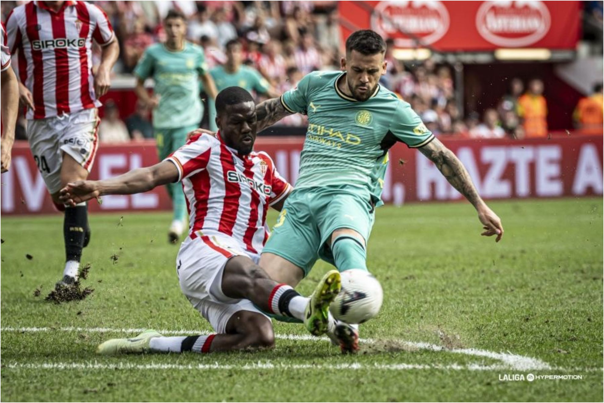 Un lance del duelo entre el Sporting y el Girona en El Molinón.