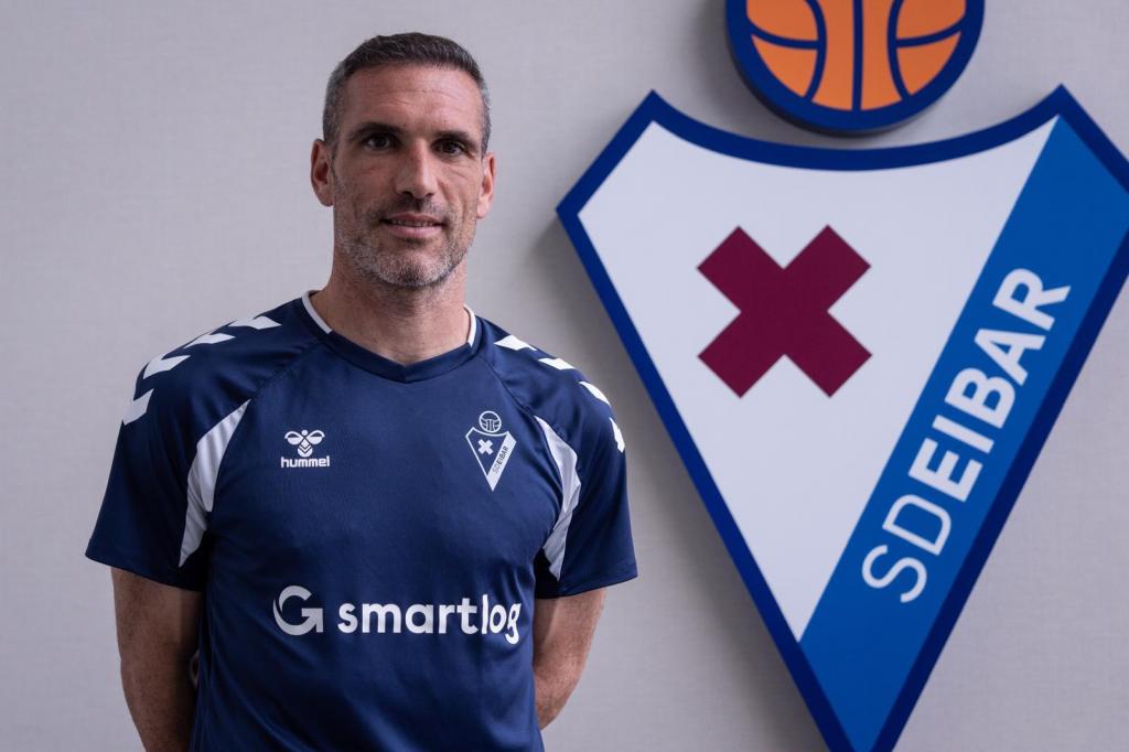 Anaitz Arbilla, jugador del Eibar, durante una entrevista en MARCA. MARCA