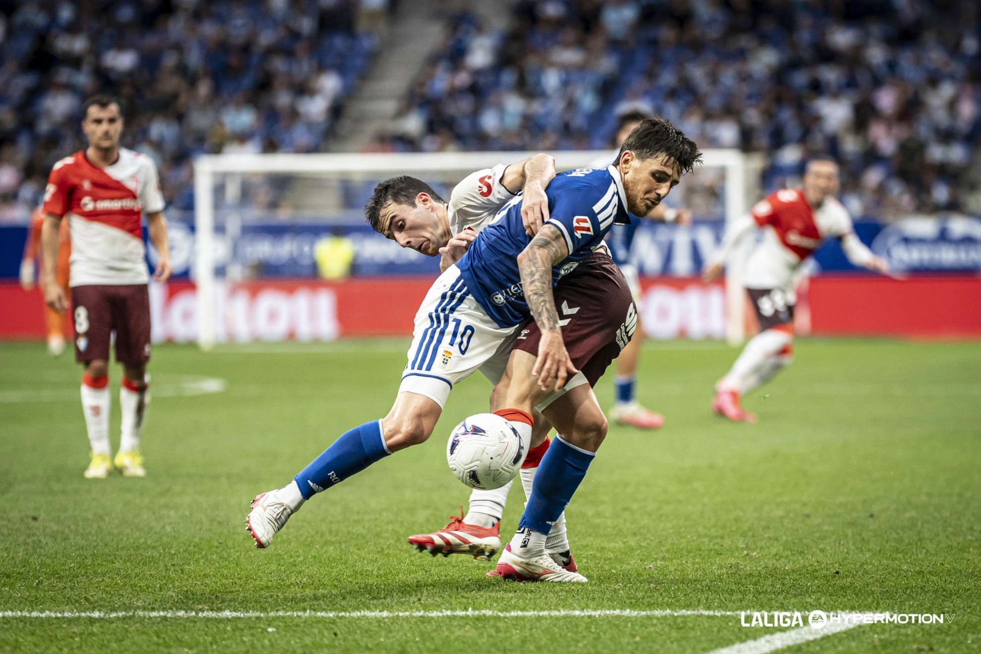 Alberto Reina, con el balón, en un lance del último partido liguero ante el Eibar. LALIGA