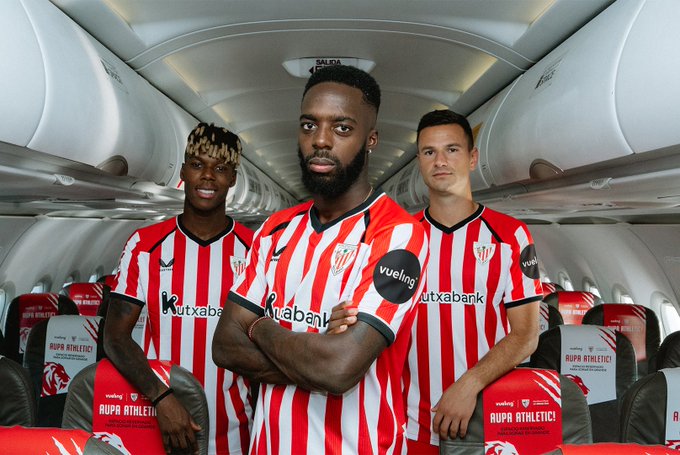 Los Williams y Guruzeta muestran el nuevo patrocinio en la manga izquierda. Athletic Club