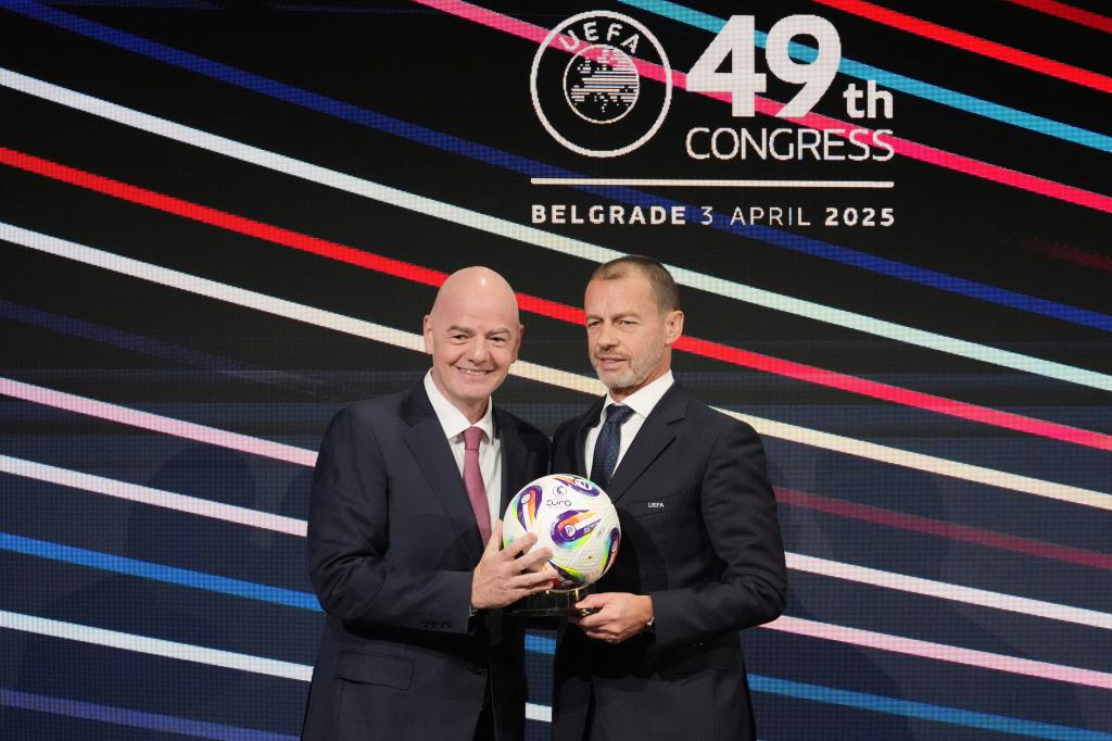 El presidente de la UEFA Aleksander Ceferin y el presidente de la FIFA Gianni Infantino, sostienen un balón durante el 49mo congreso de la UEFA. AP