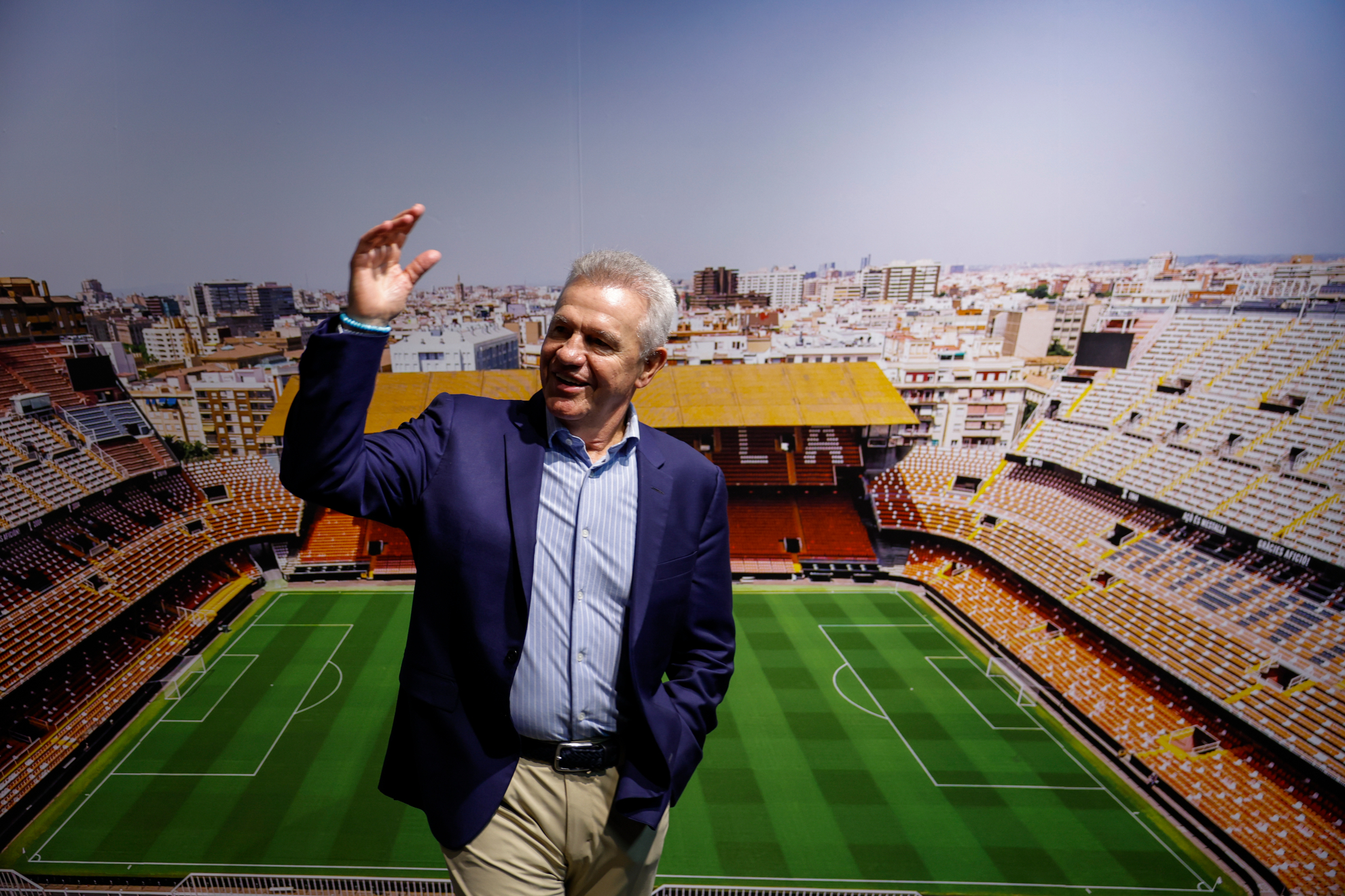 Javier Aguirre, entrenador del Valencia, ante una imagen gigante de Mestalla. EFE