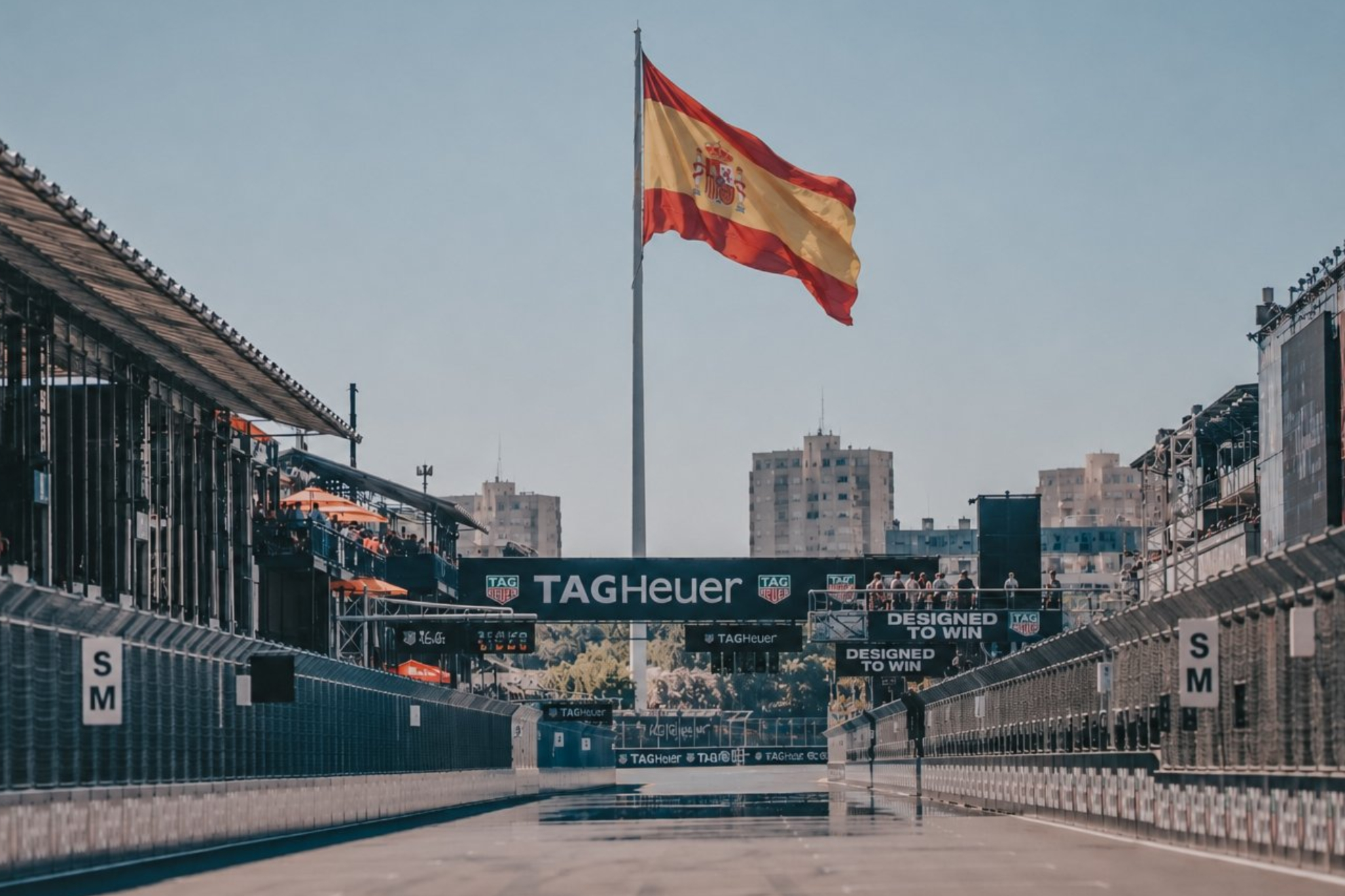 La bandera española luce en el Madrid durante el GP de España.