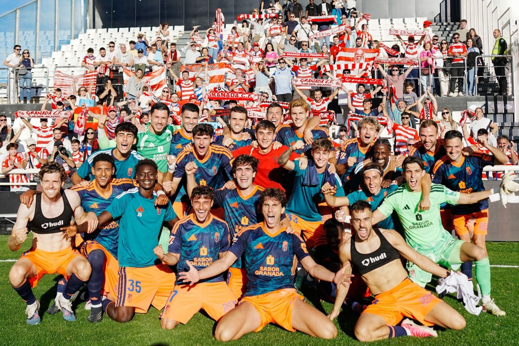 El Granada, celebrando la victoria en Burgos con su afición. GRANADA CF