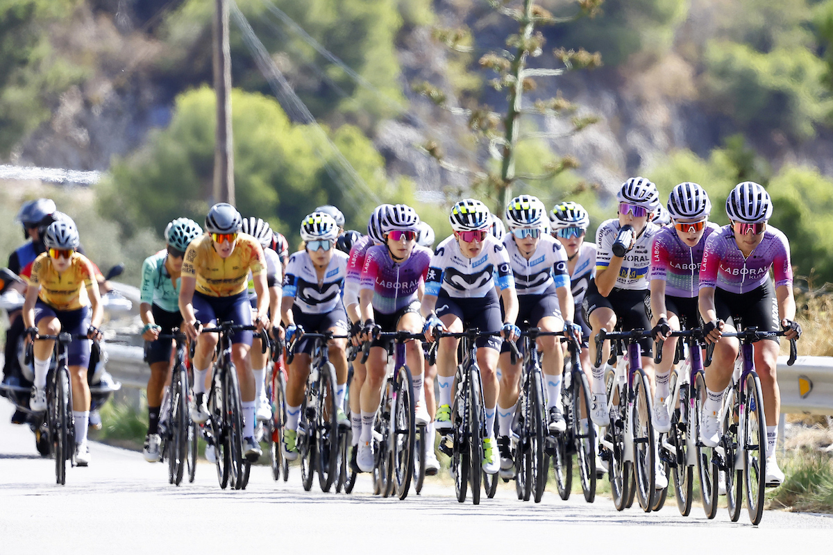 El pelotón, durante la última edicion de la Vuelta a Andalucía femenina. SprintCyclingAgency©2025