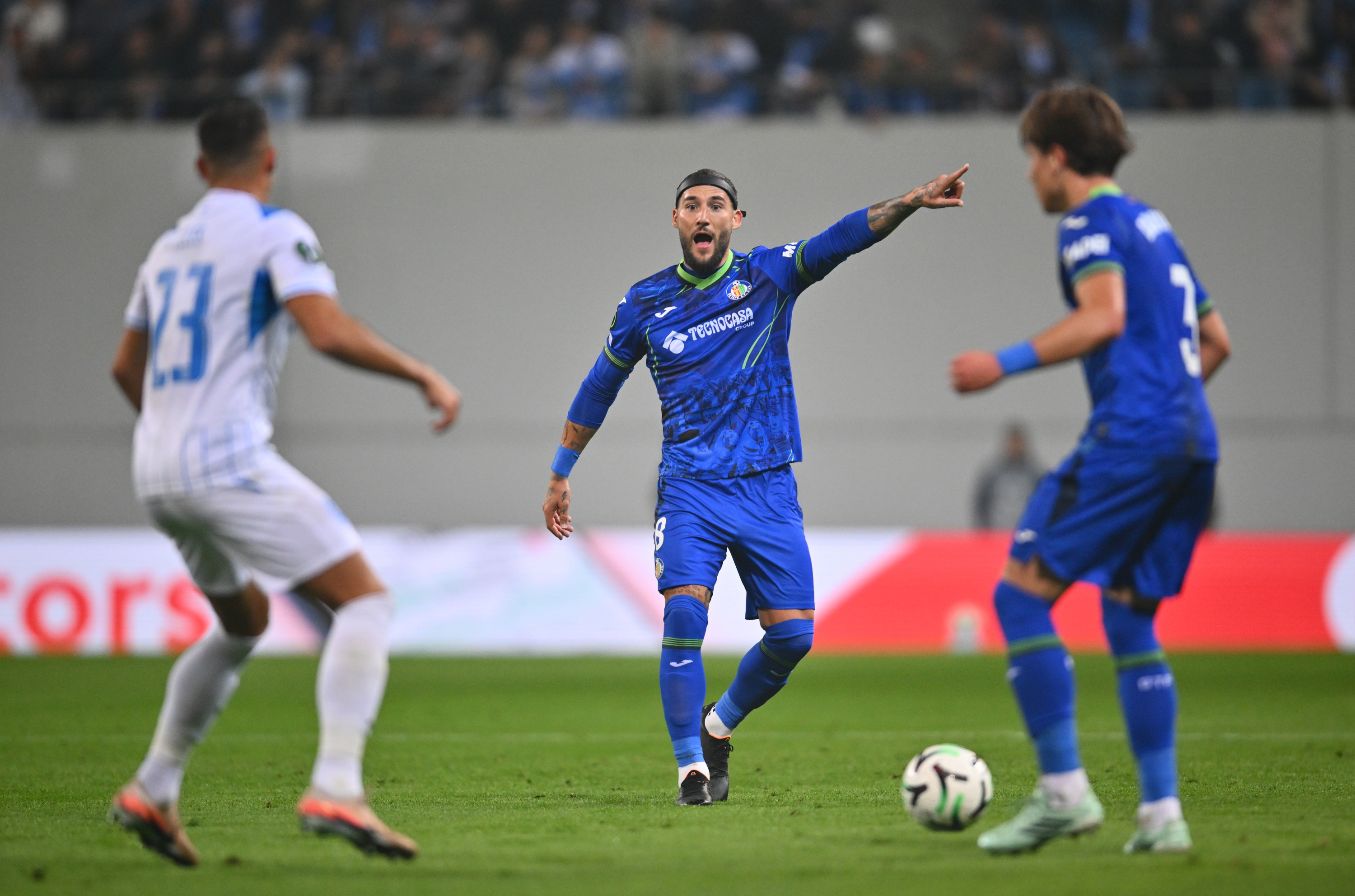 Gudelj da indicaciones durante el encuentro ante el Craiova EFE