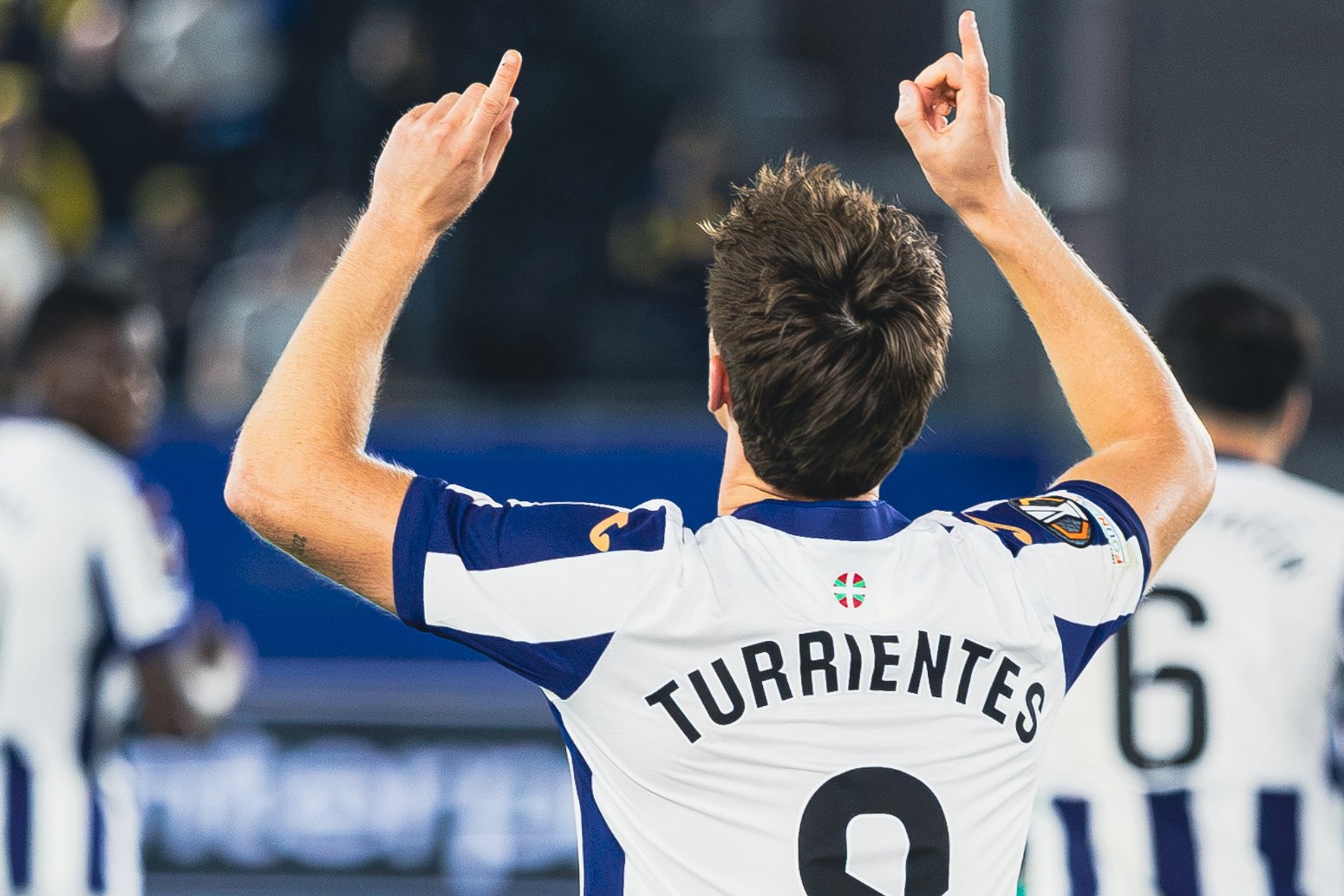 Turrientes dedica su gol al cielo, en recuerdo de su padre fallecido hace unos años. REAL SOCIEDAD