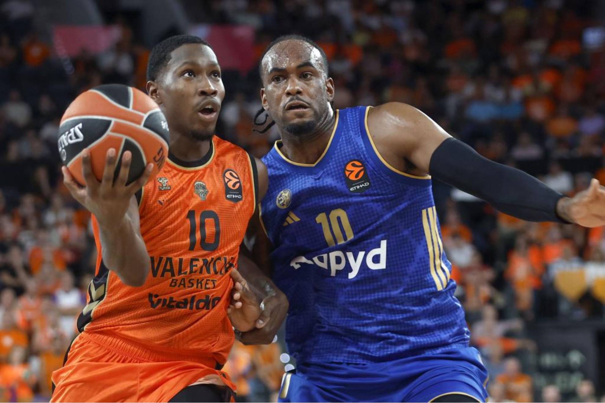 Omari Moore intenta superar la presión de O'Shae Brisset en el Valencia-Maccabi. EFE