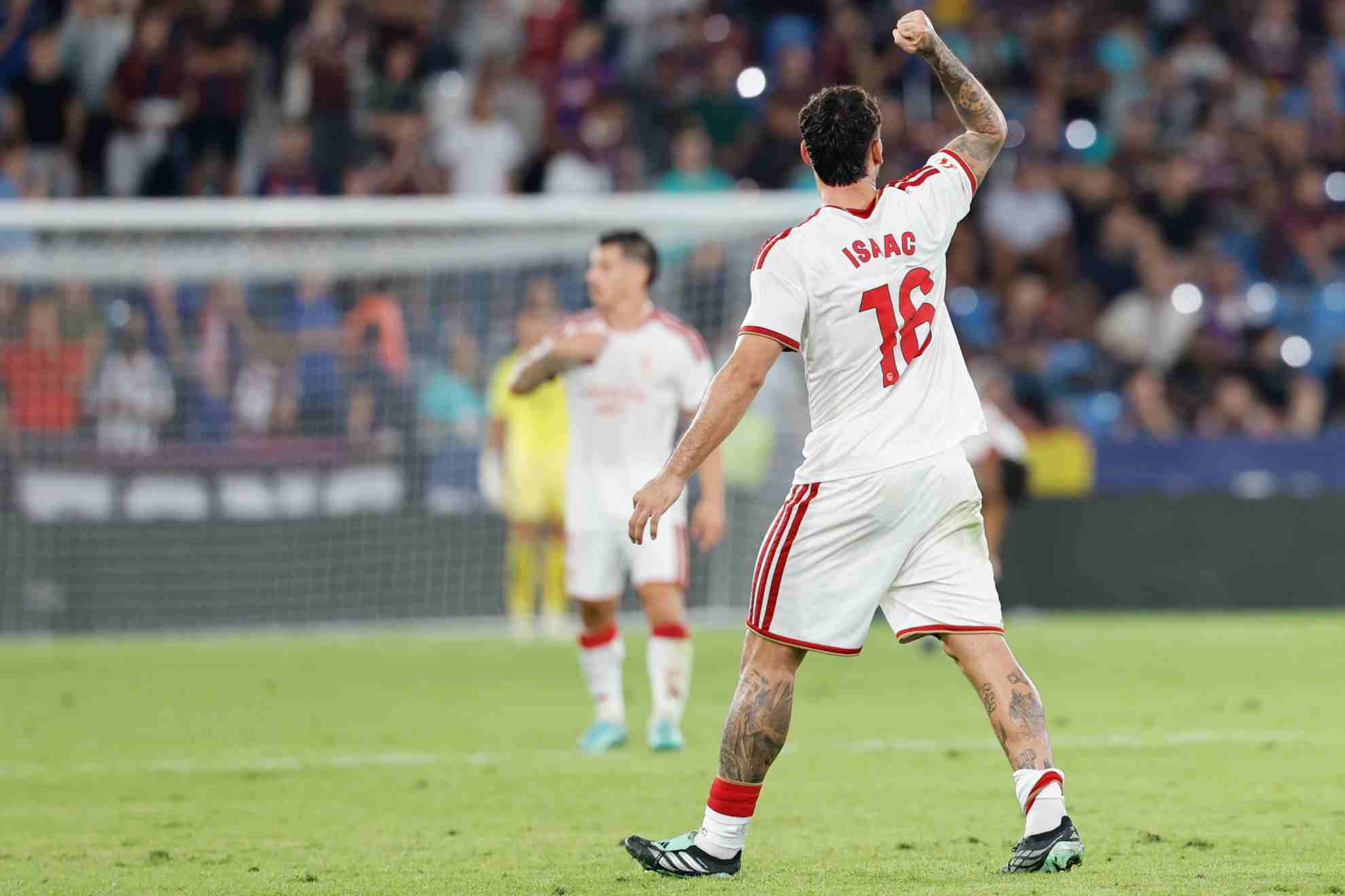 Isaac Romero celebra un gol con el Sevilla EFE
