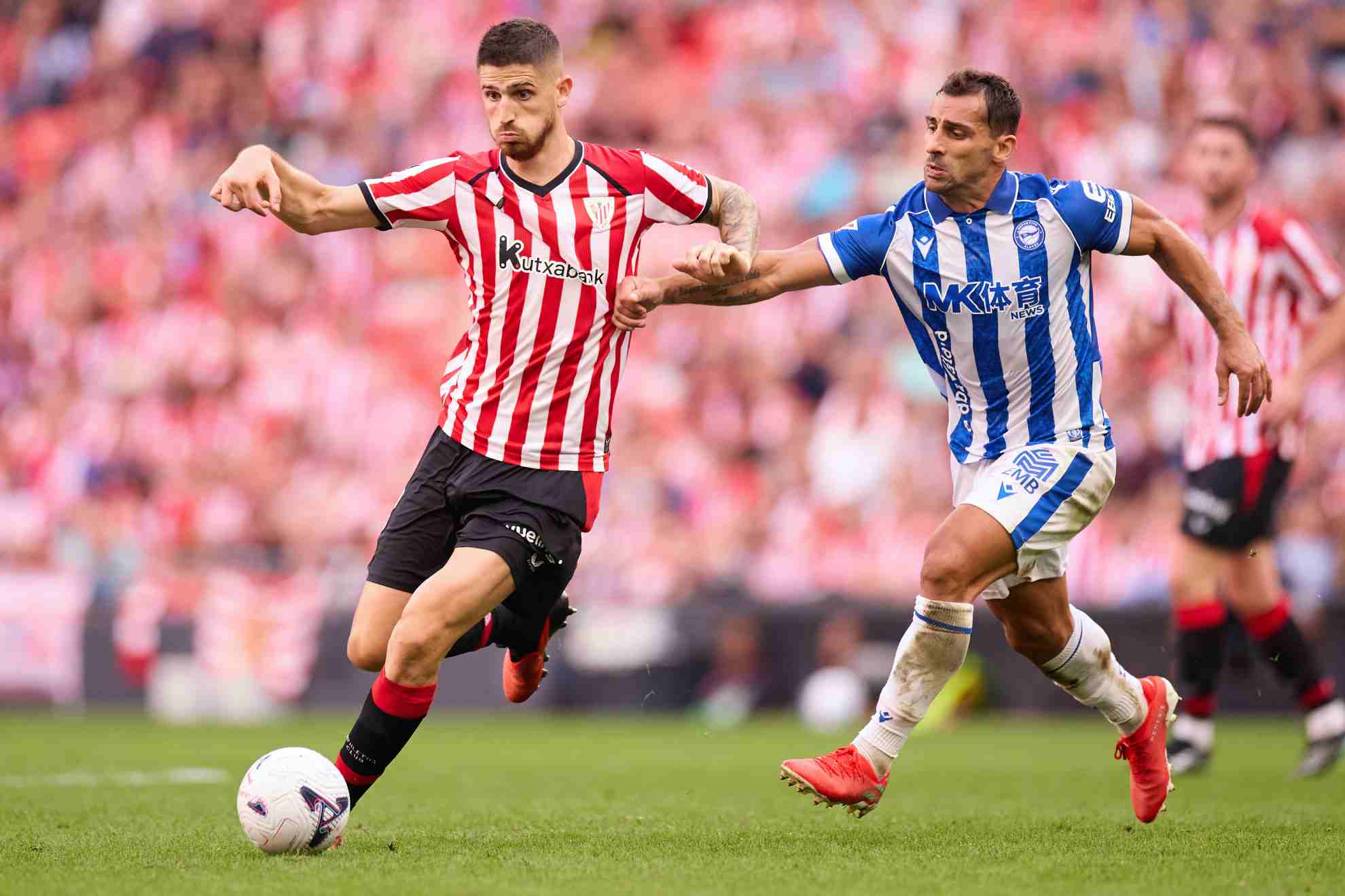 Jonny Otto intenta robar ante Sancet MARCA