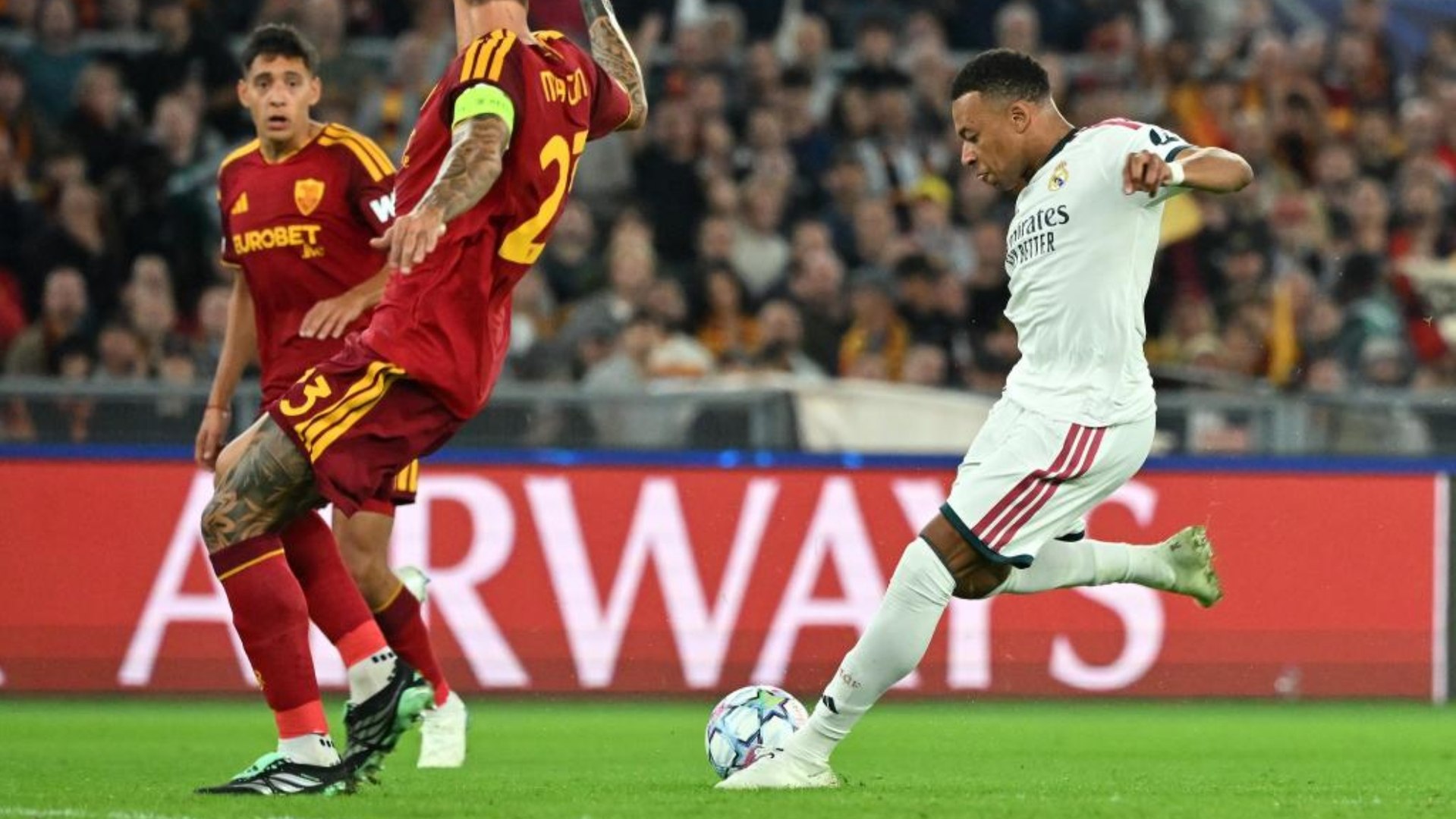 Se la come Mario Hermoso, le pega fuerte Mbappé desde fuera del área, toca Mancini y se la pone imposible a Gollini.