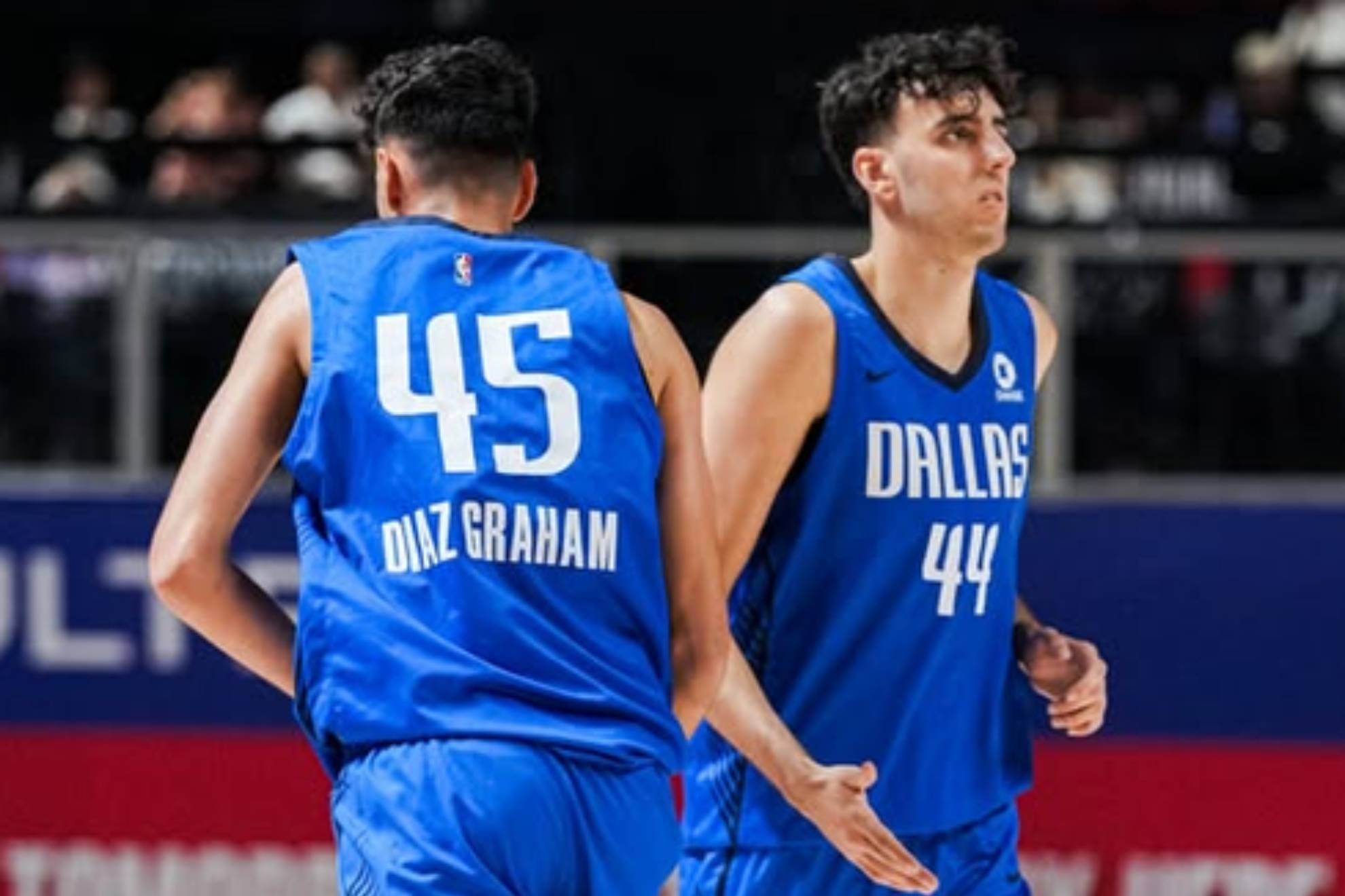 Dallas despide al español Jorge Díaz-Graham... ¡para fichar horas después su hermano gemelo Jorge! @guilleediazz_