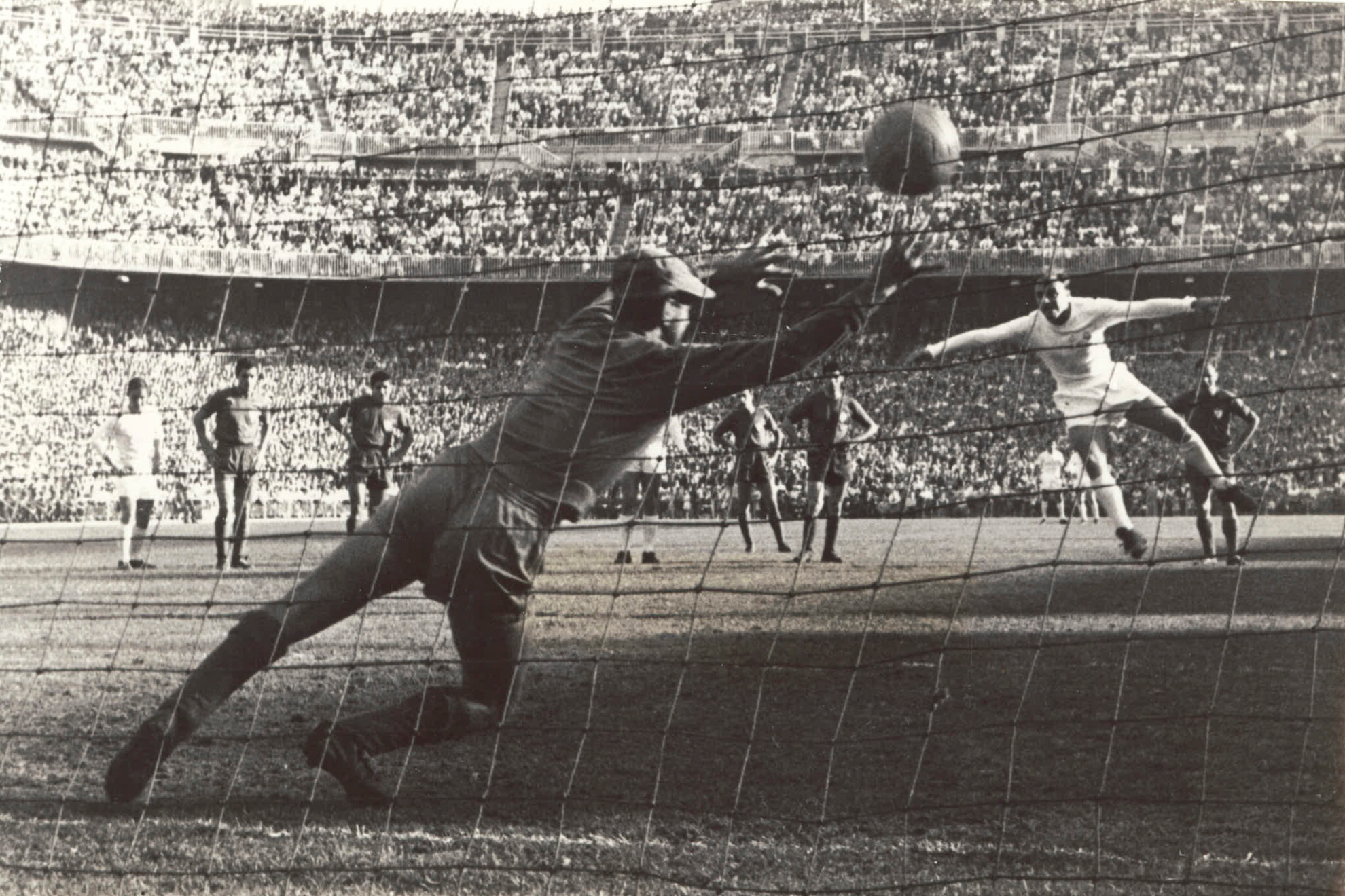 Di Stéfano marca de penalti en el 8-0 ante el Sevilla de Liga en enero de 1958. Archivo MARCA