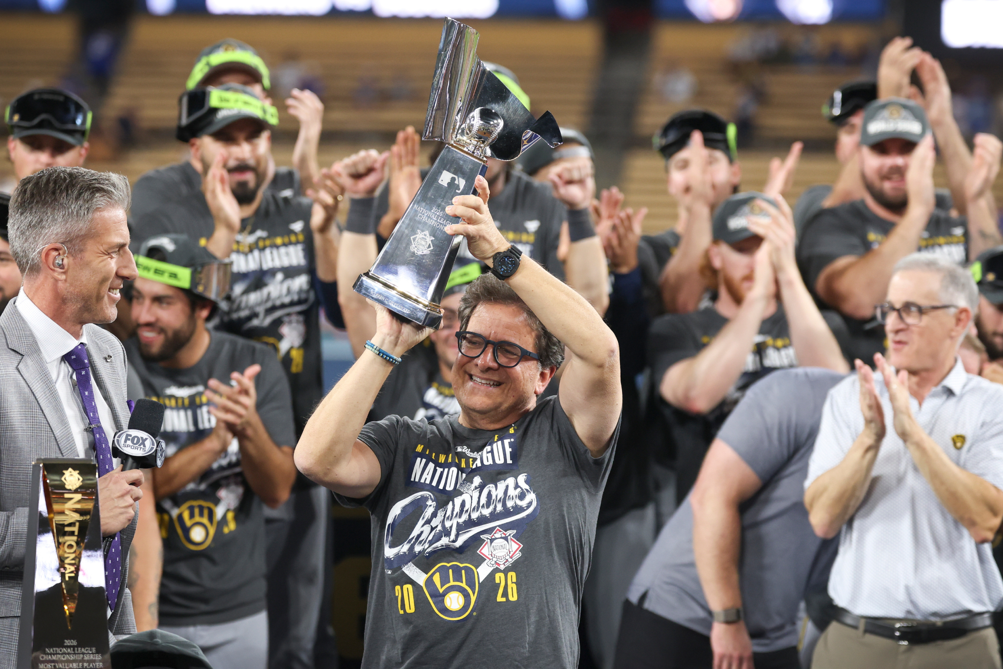 Mark Attanasio, propietario de los Brewers, levanta el trofeo como campeón de la Liga Nacional. EFE