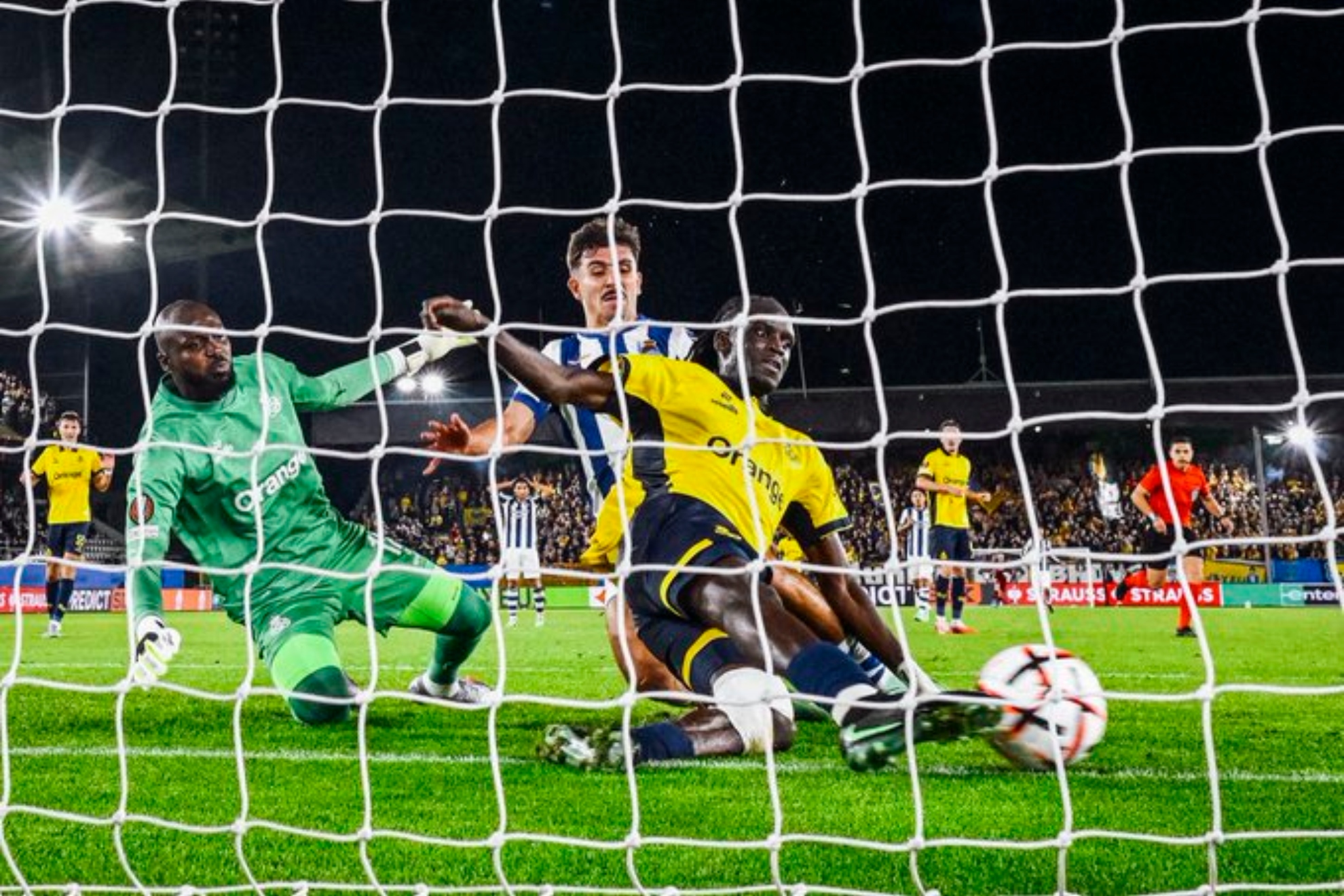 Sylla, defensa de la USG, salva sobre la línea de gol el que pudo ser 1-2 de la Real. Royale USG