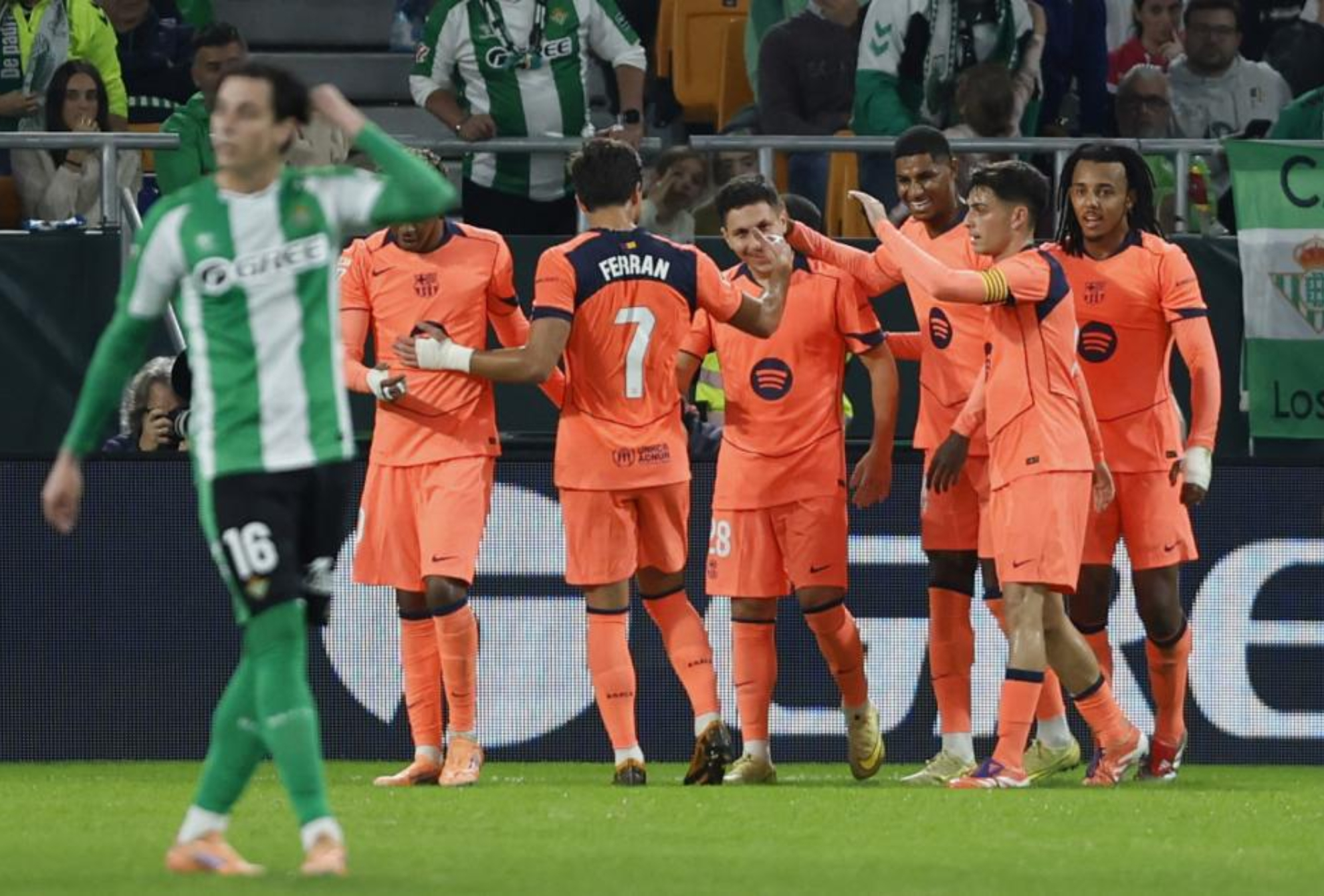 Los jugadores del Barcelona celebran un gol contra el Betis. RAMON NAVARRO