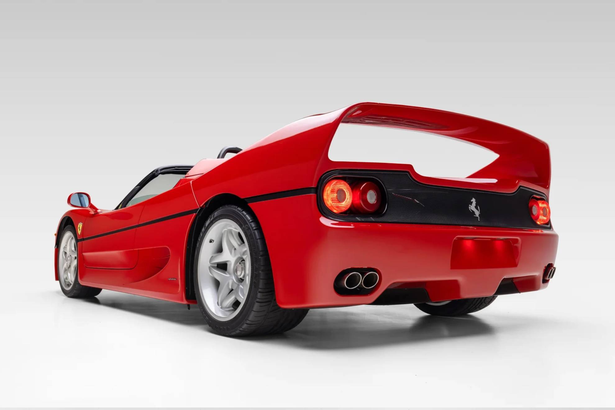El F50 contaba con un enorme alerón trasero fijo.